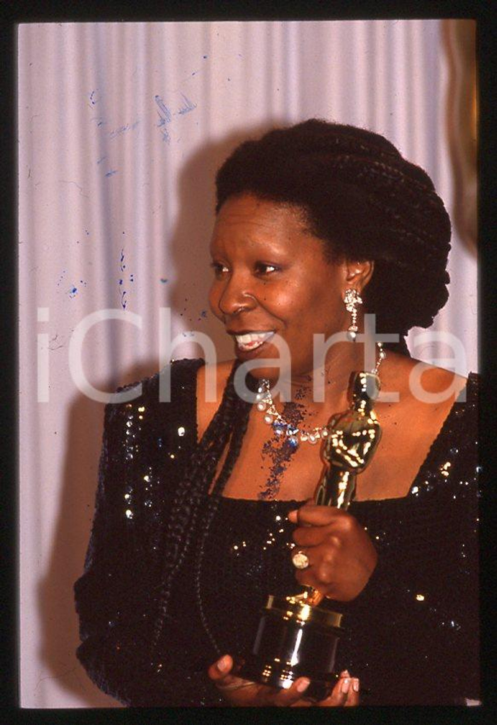 Whoopi GOLDBERG Best Supporting Actress - 63rd Oscars 1991 *35mm vintage slide 5  Diapositiva originale, in formato 35 mm.  CONDIZIONI: GOODE' severamente vietata la riproduzione. Tutti i diritti sono riservati. ICharta mette in vendita, sul negozio eBay e in esclusiva sul sito "icharta" il proprio archivio composto da numerose diapositive e negativi fotografici d'epoca, tutti originali e autentici, che attraversano la storia del costume tra la fine degli anni Sessanta e Novanta.Si tratta di uno sguardo inedito sull'attualità, la politica, la vita quotidiana, il gossip e la cultura, che fotografa il cambiamento della nazione in quest'ultimo scorcio del XX secolo. Un'occasione unica per il mercato del collezionismo, che vede finalmente disponibile un archivio eccezionale per vastità, tematiche e condizioni, in un settore (il negativo fotografico e la diapositiva) di assoluta novità e dalle interessanti prospettive di investimento.    originale e autentica 1