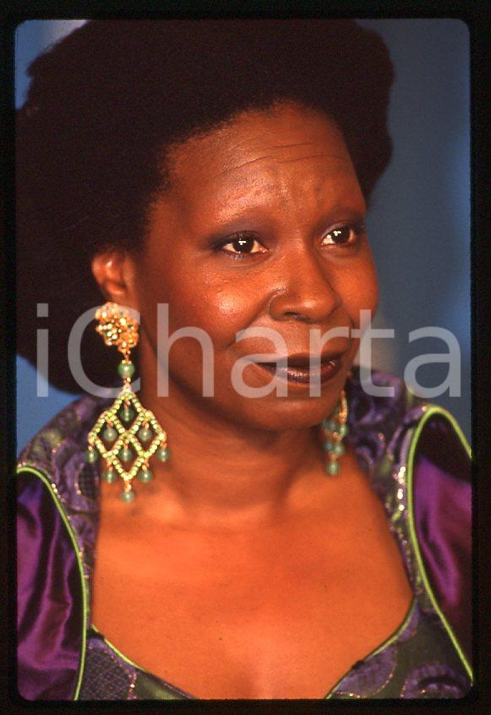 Whoopi GOLDBERG actress - 65th Academy Awards 1993 *35mm vintage slide (2)  Diapositiva originale, in formato 35 mm.  CONDIZIONI: GOODE' severamente vietata la riproduzione. Tutti i diritti sono riservati. ICharta mette in vendita, sul negozio eBay e in esclusiva sul sito "icharta" il proprio archivio composto da numerose diapositive e negativi fotografici d'epoca, tutti originali e autentici, che attraversano la storia del costume tra la fine degli anni Sessanta e Novanta.Si tratta di uno sguardo inedito sull'attualità, la politica, la vita quotidiana, il gossip e la cultura, che fotografa il cambiamento della nazione in quest'ultimo scorcio del XX secolo. Un'occasione unica per il mercato del collezionismo, che vede finalmente disponibile un archivio eccezionale per vastità, tematiche e condizioni, in un settore (il negativo fotografico e la diapositiva) di assoluta novità e dalle interessanti prospettive di investimento.    originale e autentica 1