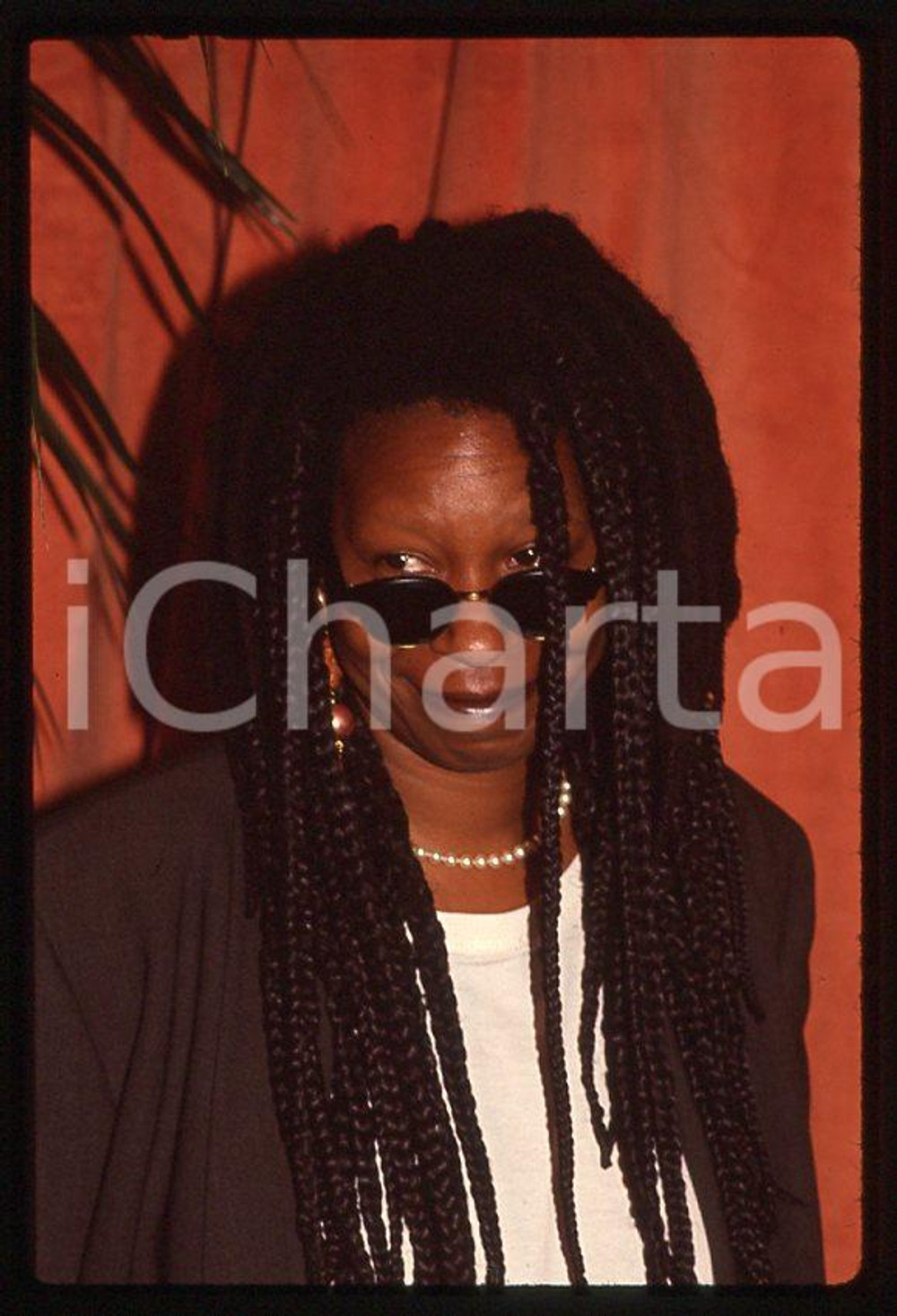 Whoopi GOLDBERG actress - 63rd Academy Awards 1991 *35mm vintage slide (3)  Diapositiva originale, in formato 35 mm.  CONDIZIONI: GOODE' severamente vietata la riproduzione. Tutti i diritti sono riservati. ICharta mette in vendita, sul negozio eBay e in esclusiva sul sito "icharta" il proprio archivio composto da numerose diapositive e negativi fotografici d'epoca, tutti originali e autentici, che attraversano la storia del costume tra la fine degli anni Sessanta e Novanta.Si tratta di uno sguardo inedito sull'attualità, la politica, la vita quotidiana, il gossip e la cultura, che fotografa il cambiamento della nazione in quest'ultimo scorcio del XX secolo. Un'occasione unica per il mercato del collezionismo, che vede finalmente disponibile un archivio eccezionale per vastità, tematiche e condizioni, in un settore (il negativo fotografico e la diapositiva) di assoluta novità e dalle interessanti prospettive di investimento.    originale e autentica 1