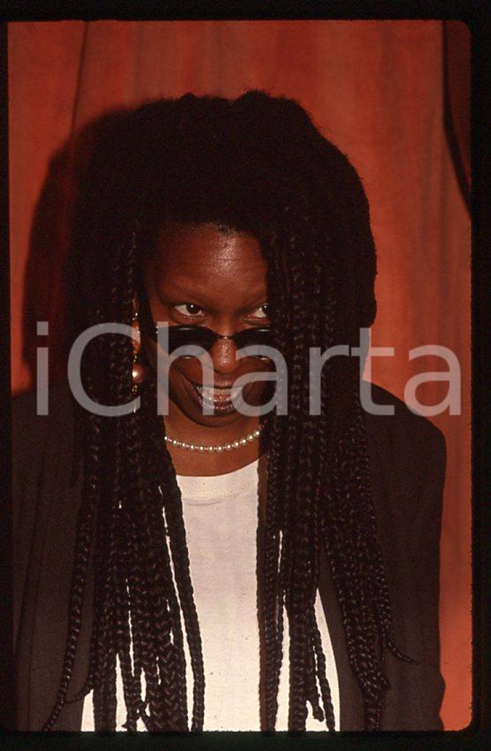 Whoopi GOLDBERG actress - 63rd Academy Awards 1991 *35mm vintage slide (2)  Diapositiva originale, in formato 35 mm.  CONDIZIONI: GOODE' severamente vietata la riproduzione. Tutti i diritti sono riservati. ICharta mette in vendita, sul negozio eBay e in esclusiva sul sito "icharta" il proprio archivio composto da numerose diapositive e negativi fotografici d'epoca, tutti originali e autentici, che attraversano la storia del costume tra la fine degli anni Sessanta e Novanta.Si tratta di uno sguardo inedito sull'attualità, la politica, la vita quotidiana, il gossip e la cultura, che fotografa il cambiamento della nazione in quest'ultimo scorcio del XX secolo. Un'occasione unica per il mercato del collezionismo, che vede finalmente disponibile un archivio eccezionale per vastità, tematiche e condizioni, in un settore (il negativo fotografico e la diapositiva) di assoluta novità e dalle interessanti prospettive di investimento.    originale e autentica 1