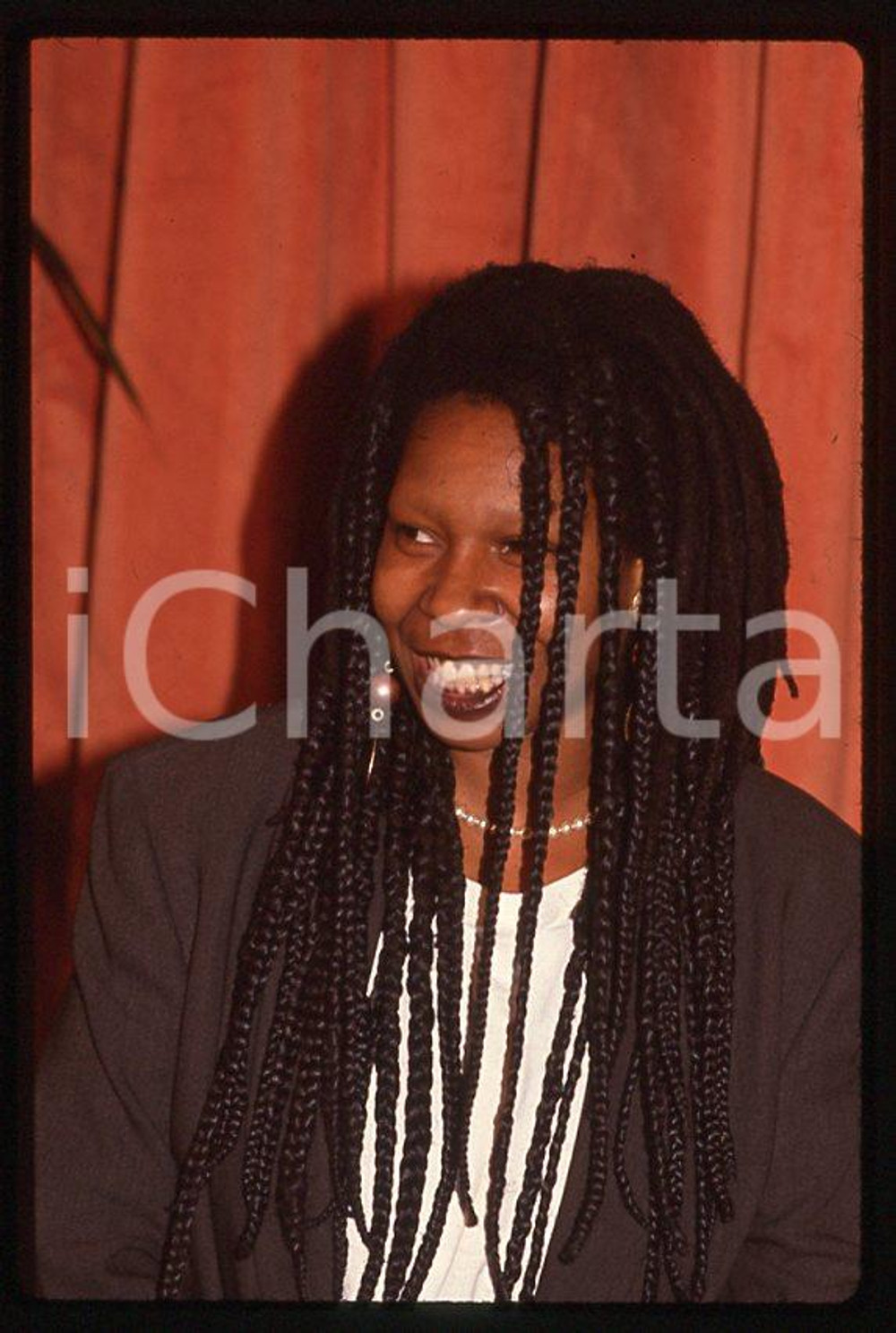 Whoopi GOLDBERG actress - 63rd Academy Awards 1991 *35mm vintage slide (1)  Diapositiva originale, in formato 35 mm.  CONDIZIONI: GOODE' severamente vietata la riproduzione. Tutti i diritti sono riservati. ICharta mette in vendita, sul negozio eBay e in esclusiva sul sito "icharta" il proprio archivio composto da numerose diapositive e negativi fotografici d'epoca, tutti originali e autentici, che attraversano la storia del costume tra la fine degli anni Sessanta e Novanta.Si tratta di uno sguardo inedito sull'attualità, la politica, la vita quotidiana, il gossip e la cultura, che fotografa il cambiamento della nazione in quest'ultimo scorcio del XX secolo. Un'occasione unica per il mercato del collezionismo, che vede finalmente disponibile un archivio eccezionale per vastità, tematiche e condizioni, in un settore (il negativo fotografico e la diapositiva) di assoluta novità e dalle interessanti prospettive di investimento.    originale e autentica 1