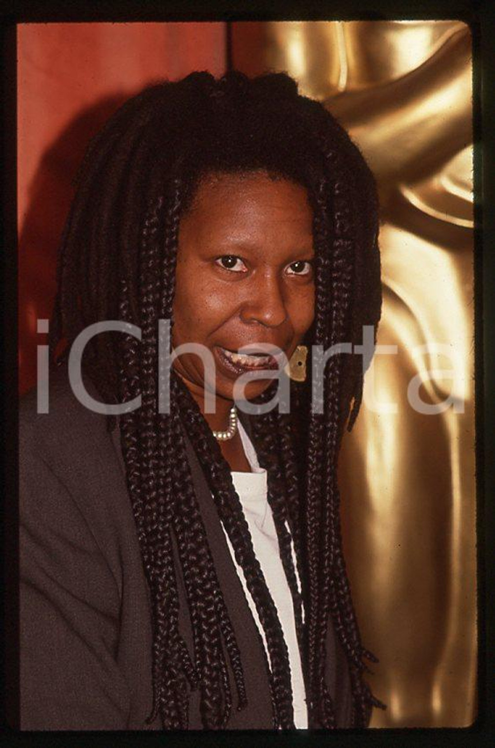 Whoopi GOLDBERG actress - 63rd Academy Awards 1991 *35mm vintage slide (4)  Diapositiva originale, in formato 35 mm.  CONDIZIONI: GOODE' severamente vietata la riproduzione. Tutti i diritti sono riservati. ICharta mette in vendita, sul negozio eBay e in esclusiva sul sito "icharta" il proprio archivio composto da numerose diapositive e negativi fotografici d'epoca, tutti originali e autentici, che attraversano la storia del costume tra la fine degli anni Sessanta e Novanta.Si tratta di uno sguardo inedito sull'attualità, la politica, la vita quotidiana, il gossip e la cultura, che fotografa il cambiamento della nazione in quest'ultimo scorcio del XX secolo. Un'occasione unica per il mercato del collezionismo, che vede finalmente disponibile un archivio eccezionale per vastità, tematiche e condizioni, in un settore (il negativo fotografico e la diapositiva) di assoluta novità e dalle interessanti prospettive di investimento.    originale e autentica 1
