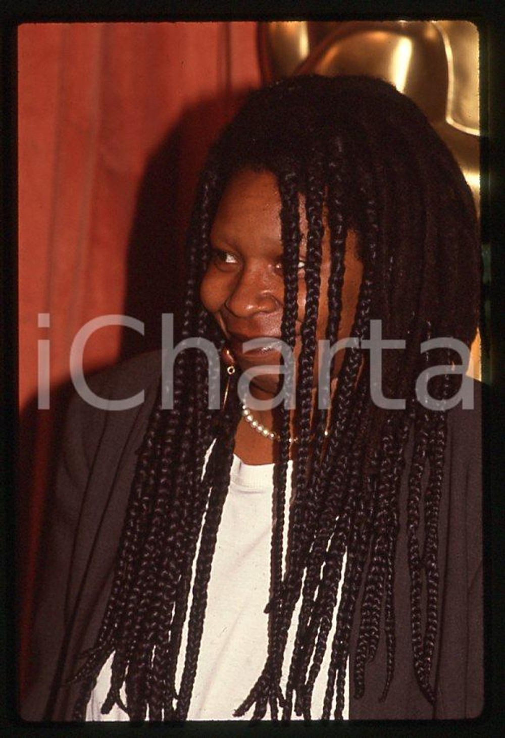 Whoopi GOLDBERG actress - 63rd Academy Awards 1991 *35mm vintage slide (5)  Diapositiva originale, in formato 35 mm.  CONDIZIONI: GOODE' severamente vietata la riproduzione. Tutti i diritti sono riservati. ICharta mette in vendita, sul negozio eBay e in esclusiva sul sito "icharta" il proprio archivio composto da numerose diapositive e negativi fotografici d'epoca, tutti originali e autentici, che attraversano la storia del costume tra la fine degli anni Sessanta e Novanta.Si tratta di uno sguardo inedito sull'attualità, la politica, la vita quotidiana, il gossip e la cultura, che fotografa il cambiamento della nazione in quest'ultimo scorcio del XX secolo. Un'occasione unica per il mercato del collezionismo, che vede finalmente disponibile un archivio eccezionale per vastità, tematiche e condizioni, in un settore (il negativo fotografico e la diapositiva) di assoluta novità e dalle interessanti prospettive di investimento.    originale e autentica 1
