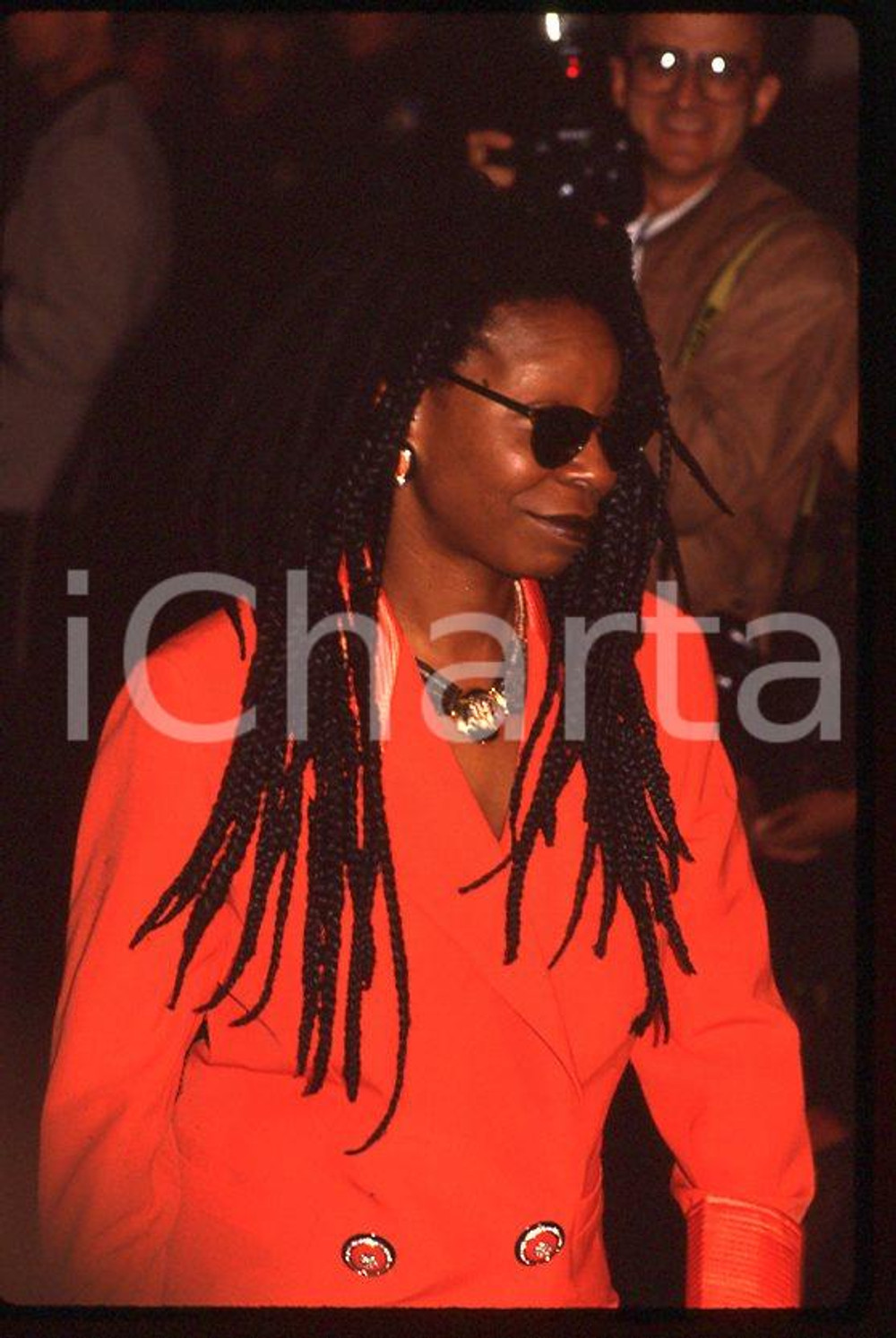 Whoopi GOLDBERG - 48th Golden Globe Awards 1991 *35mm vintage slide (1)  Diapositiva originale, in formato 35 mm.  CONDIZIONI: GOODE' severamente vietata la riproduzione. Tutti i diritti sono riservati. ICharta mette in vendita, sul negozio eBay e in esclusiva sul sito "icharta" il proprio archivio composto da numerose diapositive e negativi fotografici d'epoca, tutti originali e autentici, che attraversano la storia del costume tra la fine degli anni Sessanta e Novanta.Si tratta di uno sguardo inedito sull'attualità, la politica, la vita quotidiana, il gossip e la cultura, che fotografa il cambiamento della nazione in quest'ultimo scorcio del XX secolo. Un'occasione unica per il mercato del collezionismo, che vede finalmente disponibile un archivio eccezionale per vastità, tematiche e condizioni, in un settore (il negativo fotografico e la diapositiva) di assoluta novità e dalle interessanti prospettive di investimento.    originale e autentica 1