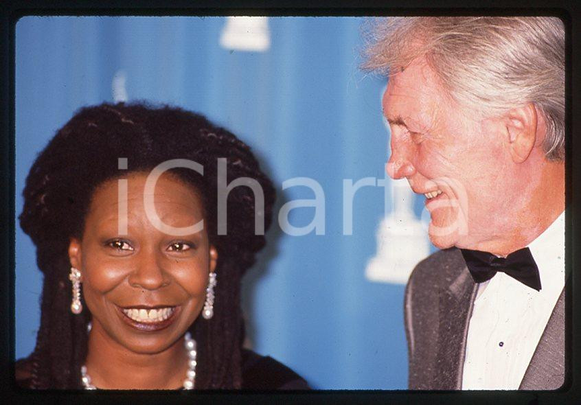 Jack PALANCE Whoopi GOLDBERG - 64th Academy Awards 1992 *35mm vintage slide (2)  Diapositiva originale, in formato 35 mm.  CONDIZIONI: GOODE' severamente vietata la riproduzione. Tutti i diritti sono riservati. ICharta mette in vendita, sul negozio eBay e in esclusiva sul sito "icharta" il proprio archivio composto da numerose diapositive e negativi fotografici d'epoca, tutti originali e autentici, che attraversano la storia del costume tra la fine degli anni Sessanta e Novanta.Si tratta di uno sguardo inedito sull'attualità, la politica, la vita quotidiana, il gossip e la cultura, che fotografa il cambiamento della nazione in quest'ultimo scorcio del XX secolo. Un'occasione unica per il mercato del collezionismo, che vede finalmente disponibile un archivio eccezionale per vastità, tematiche e condizioni, in un settore (il negativo fotografico e la diapositiva) di assoluta novità e dalle interessanti prospettive di investimento.    originale e autentica 1