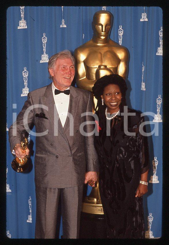 Jack PALANCE Whoopi GOLDBERG - 64th Academy Awards 1992 *35mm vintage slide (1)  Diapositiva originale, in formato 35 mm.  CONDIZIONI: GOODE' severamente vietata la riproduzione. Tutti i diritti sono riservati. ICharta mette in vendita, sul negozio eBay e in esclusiva sul sito "icharta" il proprio archivio composto da numerose diapositive e negativi fotografici d'epoca, tutti originali e autentici, che attraversano la storia del costume tra la fine degli anni Sessanta e Novanta.Si tratta di uno sguardo inedito sull'attualità, la politica, la vita quotidiana, il gossip e la cultura, che fotografa il cambiamento della nazione in quest'ultimo scorcio del XX secolo. Un'occasione unica per il mercato del collezionismo, che vede finalmente disponibile un archivio eccezionale per vastità, tematiche e condizioni, in un settore (il negativo fotografico e la diapositiva) di assoluta novità e dalle interessanti prospettive di investimento.    originale e autentica 1