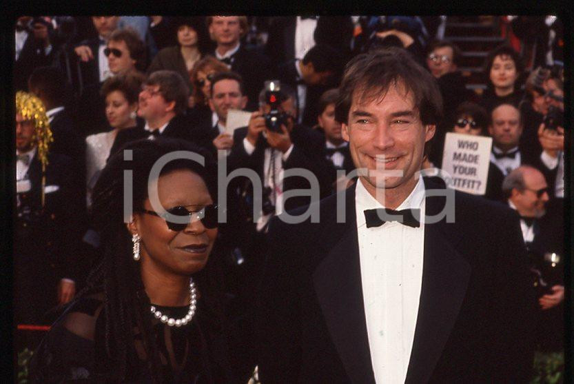 Whoopi GOLDBERG Timothy DALTON- 64th Academy Awards 1992 *35mm vintage slide (1)  Diapositiva originale, in formato 35 mm.  CONDIZIONI: GOODE' severamente vietata la riproduzione. Tutti i diritti sono riservati. ICharta mette in vendita, sul negozio eBay e in esclusiva sul sito "icharta" il proprio archivio composto da numerose diapositive e negativi fotografici d'epoca, tutti originali e autentici, che attraversano la storia del costume tra la fine degli anni Sessanta e Novanta.Si tratta di uno sguardo inedito sull'attualità, la politica, la vita quotidiana, il gossip e la cultura, che fotografa il cambiamento della nazione in quest'ultimo scorcio del XX secolo. Un'occasione unica per il mercato del collezionismo, che vede finalmente disponibile un archivio eccezionale per vastità, tematiche e condizioni, in un settore (il negativo fotografico e la diapositiva) di assoluta novità e dalle interessanti prospettive di investimento.    originale e autentica 1
