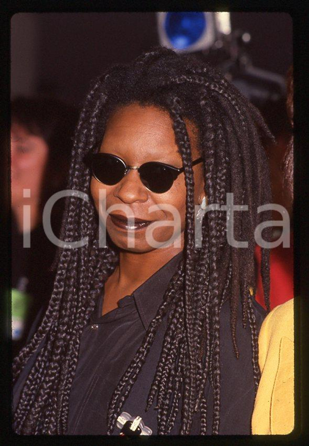 Whoopi GOLDBERG actress - First Annual Movie Awards 1991 *35mm vintage slide (2)  Diapositiva originale, in formato 35 mm.  CONDIZIONI: GOODE' severamente vietata la riproduzione. Tutti i diritti sono riservati. ICharta mette in vendita, sul negozio eBay e in esclusiva sul sito "icharta" il proprio archivio composto da numerose diapositive e negativi fotografici d'epoca, tutti originali e autentici, che attraversano la storia del costume tra la fine degli anni Sessanta e Novanta.Si tratta di uno sguardo inedito sull'attualità, la politica, la vita quotidiana, il gossip e la cultura, che fotografa il cambiamento della nazione in quest'ultimo scorcio del XX secolo. Un'occasione unica per il mercato del collezionismo, che vede finalmente disponibile un archivio eccezionale per vastità, tematiche e condizioni, in un settore (il negativo fotografico e la diapositiva) di assoluta novità e dalle interessanti prospettive di investimento.    originale e autentica 1