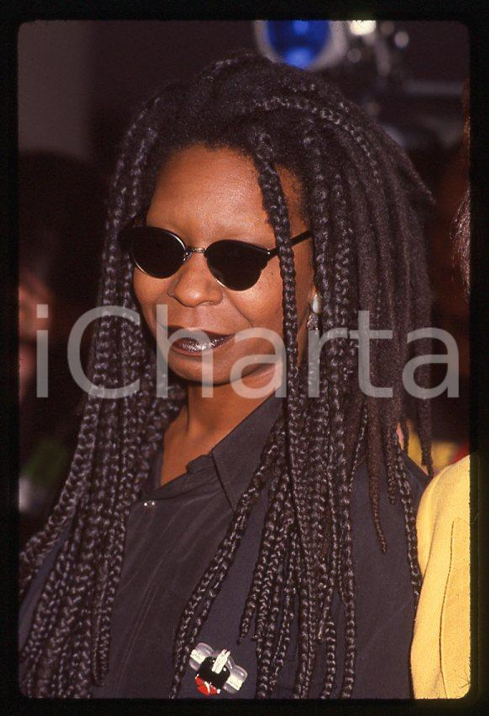Whoopi GOLDBERG actress - First Annual Movie Awards 1991 *35mm vintage slide (1)  Diapositiva originale, in formato 35 mm.  CONDIZIONI: GOODE' severamente vietata la riproduzione. Tutti i diritti sono riservati. ICharta mette in vendita, sul negozio eBay e in esclusiva sul sito "icharta" il proprio archivio composto da numerose diapositive e negativi fotografici d'epoca, tutti originali e autentici, che attraversano la storia del costume tra la fine degli anni Sessanta e Novanta.Si tratta di uno sguardo inedito sull'attualità, la politica, la vita quotidiana, il gossip e la cultura, che fotografa il cambiamento della nazione in quest'ultimo scorcio del XX secolo. Un'occasione unica per il mercato del collezionismo, che vede finalmente disponibile un archivio eccezionale per vastità, tematiche e condizioni, in un settore (il negativo fotografico e la diapositiva) di assoluta novità e dalle interessanti prospettive di investimento.    originale e autentica 1