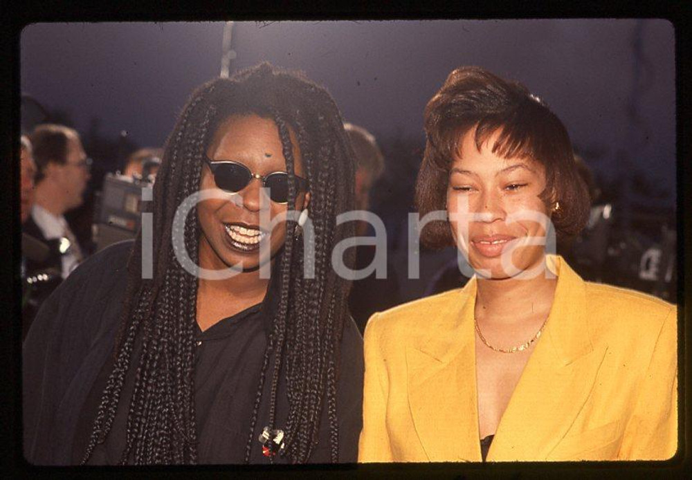 Whoopi GOLDBERG Alex MARTIN First Annual Movie Awards 1991 *35mm vintage slide 1  Diapositiva originale, in formato 35 mm.  CONDIZIONI: GOODE' severamente vietata la riproduzione. Tutti i diritti sono riservati. ICharta mette in vendita, sul negozio eBay e in esclusiva sul sito "icharta" il proprio archivio composto da numerose diapositive e negativi fotografici d'epoca, tutti originali e autentici, che attraversano la storia del costume tra la fine degli anni Sessanta e Novanta.Si tratta di uno sguardo inedito sull'attualità, la politica, la vita quotidiana, il gossip e la cultura, che fotografa il cambiamento della nazione in quest'ultimo scorcio del XX secolo. Un'occasione unica per il mercato del collezionismo, che vede finalmente disponibile un archivio eccezionale per vastità, tematiche e condizioni, in un settore (il negativo fotografico e la diapositiva) di assoluta novità e dalle interessanti prospettive di investimento.    originale e autentica 1
