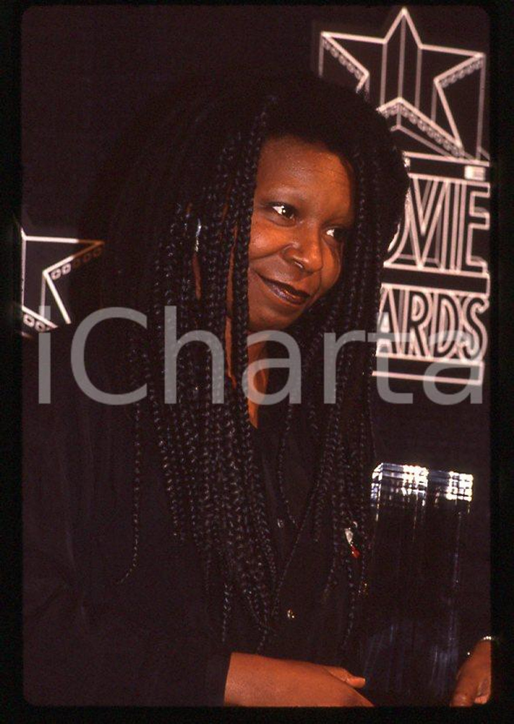 Whoopi GOLDBERG - First Annual Movie Awards 1991 *35mm vintage slide (2)  Diapositiva originale, in formato 35 mm.  CONDIZIONI: GOODE' severamente vietata la riproduzione. Tutti i diritti sono riservati. ICharta mette in vendita, sul negozio eBay e in esclusiva sul sito "icharta" il proprio archivio composto da numerose diapositive e negativi fotografici d'epoca, tutti originali e autentici, che attraversano la storia del costume tra la fine degli anni Sessanta e Novanta.Si tratta di uno sguardo inedito sull'attualità, la politica, la vita quotidiana, il gossip e la cultura, che fotografa il cambiamento della nazione in quest'ultimo scorcio del XX secolo. Un'occasione unica per il mercato del collezionismo, che vede finalmente disponibile un archivio eccezionale per vastità, tematiche e condizioni, in un settore (il negativo fotografico e la diapositiva) di assoluta novità e dalle interessanti prospettive di investimento.    originale e autentica 1