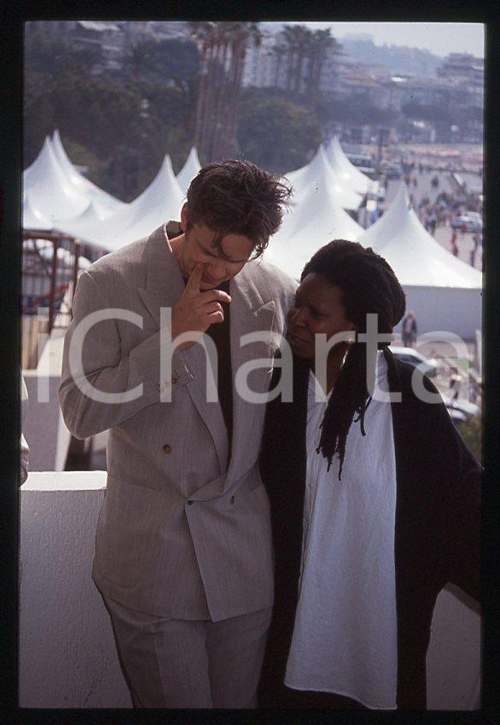 Tim ROBBINS Whoopi GOLDBERG - Festival de CANNES 1992 *35mm vintage slide (1)  Diapositiva originale, in formato 35 mm.  CONDIZIONI: GOODE' severamente vietata la riproduzione. Tutti i diritti sono riservati. ICharta mette in vendita, sul negozio eBay e in esclusiva sul sito "icharta" il proprio archivio composto da numerose diapositive e negativi fotografici d'epoca, tutti originali e autentici, che attraversano la storia del costume tra la fine degli anni Sessanta e Novanta.Si tratta di uno sguardo inedito sull'attualità, la politica, la vita quotidiana, il gossip e la cultura, che fotografa il cambiamento della nazione in quest'ultimo scorcio del XX secolo. Un'occasione unica per il mercato del collezionismo, che vede finalmente disponibile un archivio eccezionale per vastità, tematiche e condizioni, in un settore (il negativo fotografico e la diapositiva) di assoluta novità e dalle interessanti prospettive di investimento.    originale e autentica 1