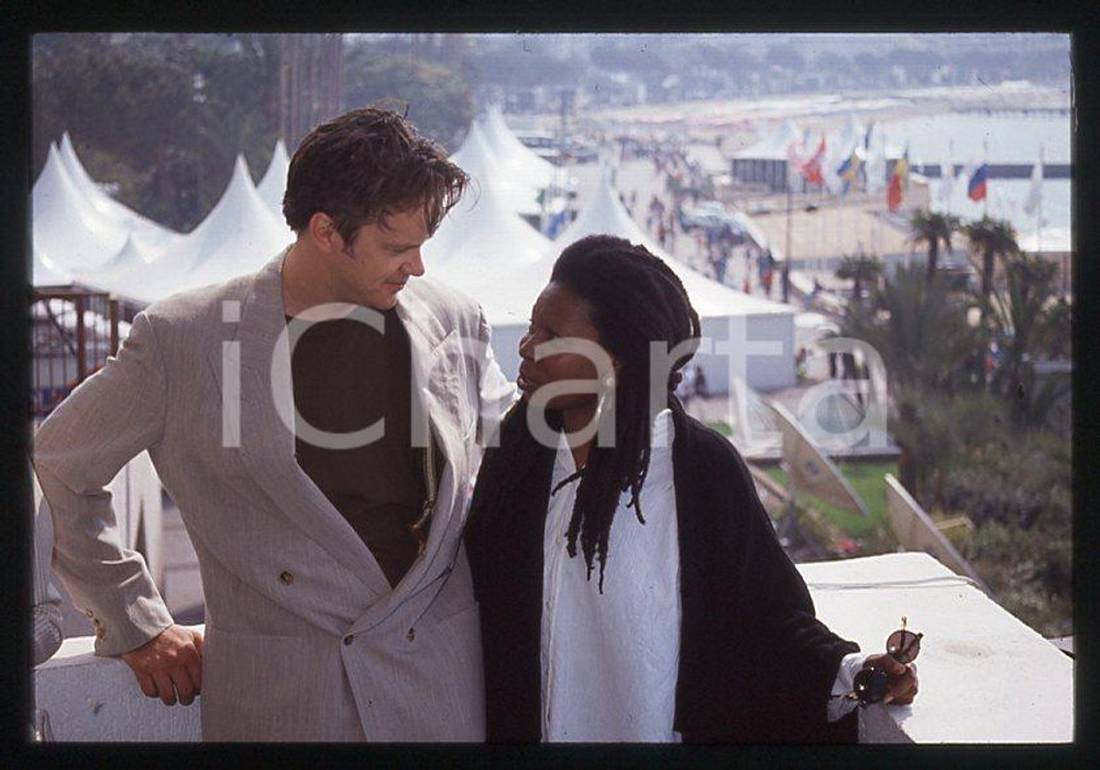 Tim ROBBINS Whoopi GOLDBERG - Festival de CANNES 1992 *35mm vintage slide (3)  Diapositiva originale, in formato 35 mm.  CONDIZIONI: GOODE' severamente vietata la riproduzione. Tutti i diritti sono riservati. ICharta mette in vendita, sul negozio eBay e in esclusiva sul sito "icharta" il proprio archivio composto da numerose diapositive e negativi fotografici d'epoca, tutti originali e autentici, che attraversano la storia del costume tra la fine degli anni Sessanta e Novanta.Si tratta di uno sguardo inedito sull'attualità, la politica, la vita quotidiana, il gossip e la cultura, che fotografa il cambiamento della nazione in quest'ultimo scorcio del XX secolo. Un'occasione unica per il mercato del collezionismo, che vede finalmente disponibile un archivio eccezionale per vastità, tematiche e condizioni, in un settore (il negativo fotografico e la diapositiva) di assoluta novità e dalle interessanti prospettive di investimento.    originale e autentica 1