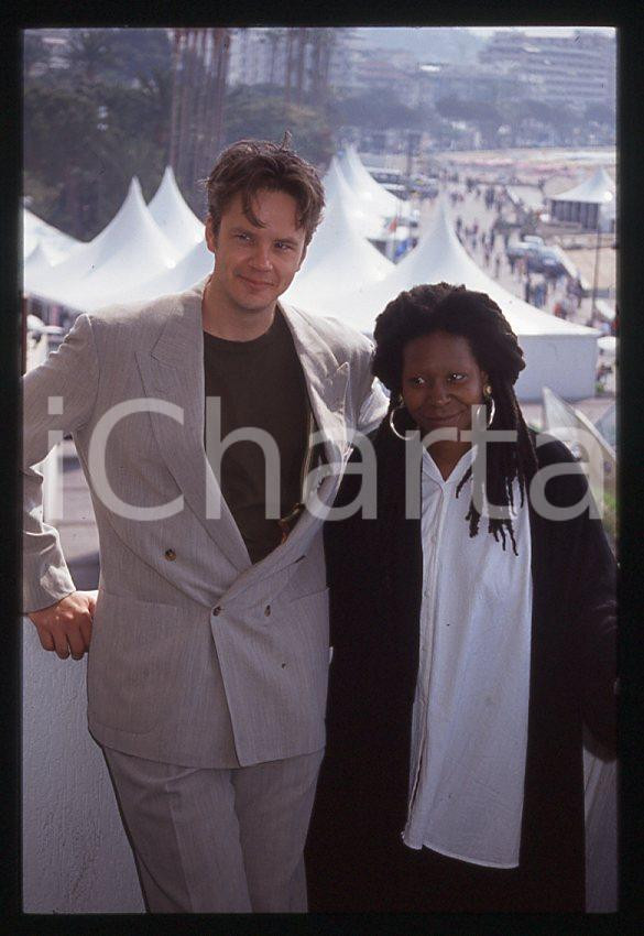Tim ROBBINS Whoopi GOLDBERG - Festival de CANNES 1992 *35mm vintage slide (2)  Diapositiva originale, in formato 35 mm.  CONDIZIONI: GOODE' severamente vietata la riproduzione. Tutti i diritti sono riservati. ICharta mette in vendita, sul negozio eBay e in esclusiva sul sito "icharta" il proprio archivio composto da numerose diapositive e negativi fotografici d'epoca, tutti originali e autentici, che attraversano la storia del costume tra la fine degli anni Sessanta e Novanta.Si tratta di uno sguardo inedito sull'attualità, la politica, la vita quotidiana, il gossip e la cultura, che fotografa il cambiamento della nazione in quest'ultimo scorcio del XX secolo. Un'occasione unica per il mercato del collezionismo, che vede finalmente disponibile un archivio eccezionale per vastità, tematiche e condizioni, in un settore (il negativo fotografico e la diapositiva) di assoluta novità e dalle interessanti prospettive di investimento.    originale e autentica 1