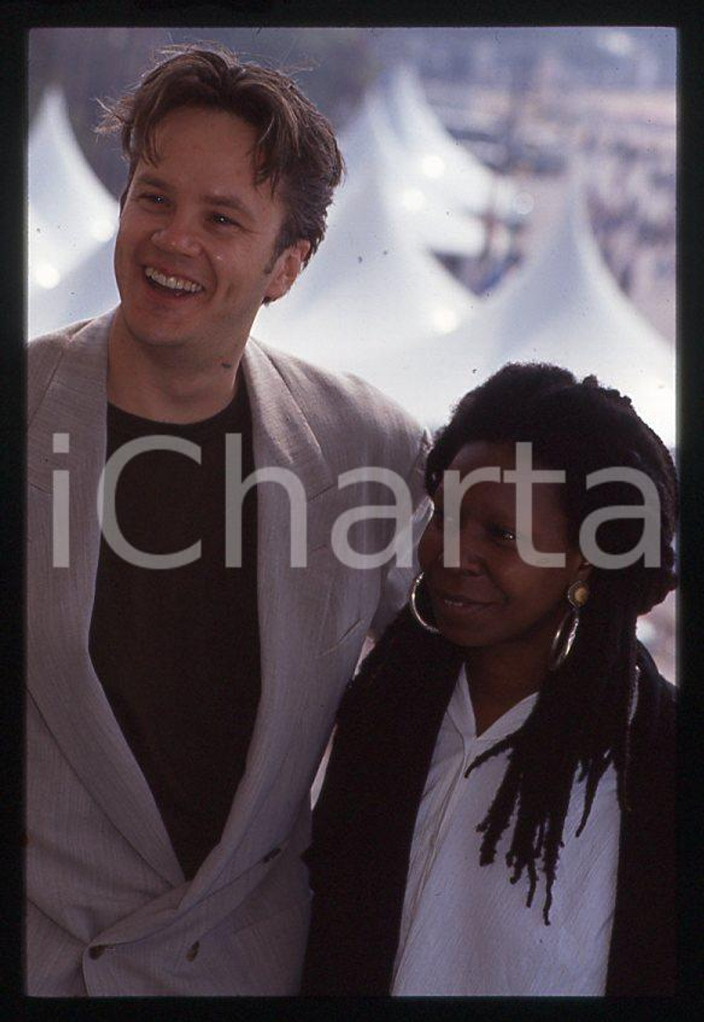 Tim ROBBINS Whoopi GOLDBERG - Festival de CANNES 1992 *35mm vintage slide (4)  Diapositiva originale, in formato 35 mm.  CONDIZIONI: GOODE' severamente vietata la riproduzione. Tutti i diritti sono riservati. ICharta mette in vendita, sul negozio eBay e in esclusiva sul sito "icharta" il proprio archivio composto da numerose diapositive e negativi fotografici d'epoca, tutti originali e autentici, che attraversano la storia del costume tra la fine degli anni Sessanta e Novanta.Si tratta di uno sguardo inedito sull'attualità, la politica, la vita quotidiana, il gossip e la cultura, che fotografa il cambiamento della nazione in quest'ultimo scorcio del XX secolo. Un'occasione unica per il mercato del collezionismo, che vede finalmente disponibile un archivio eccezionale per vastità, tematiche e condizioni, in un settore (il negativo fotografico e la diapositiva) di assoluta novità e dalle interessanti prospettive di investimento.    originale e autentica 1