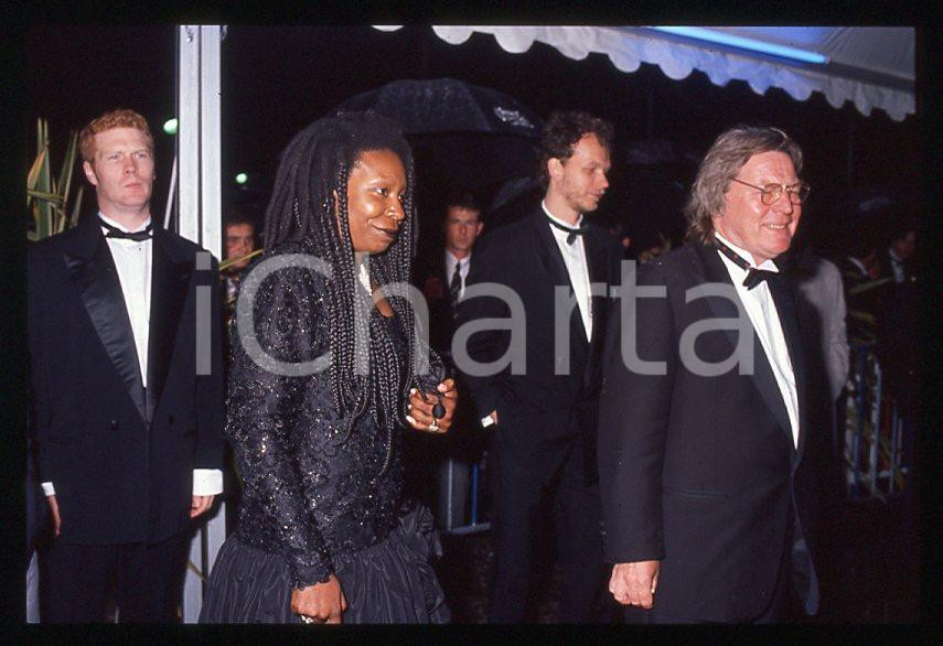 Alan PARKER Whoopi GOLDBERG Festival de CANNES 1991 *35mm vintage slide 2  Diapositiva originale, in formato 35 mm.  CONDIZIONI: GOODE' severamente vietata la riproduzione. Tutti i diritti sono riservati. ICharta mette in vendita, sul negozio eBay e in esclusiva sul sito "icharta" il proprio archivio composto da numerose diapositive e negativi fotografici d'epoca, tutti originali e autentici, che attraversano la storia del costume tra la fine degli anni Sessanta e Novanta.Si tratta di uno sguardo inedito sull'attualità, la politica, la vita quotidiana, il gossip e la cultura, che fotografa il cambiamento della nazione in quest'ultimo scorcio del XX secolo. Un'occasione unica per il mercato del collezionismo, che vede finalmente disponibile un archivio eccezionale per vastità, tematiche e condizioni, in un settore (il negativo fotografico e la diapositiva) di assoluta novità e dalle interessanti prospettive di investimento.    originale e autentica 1