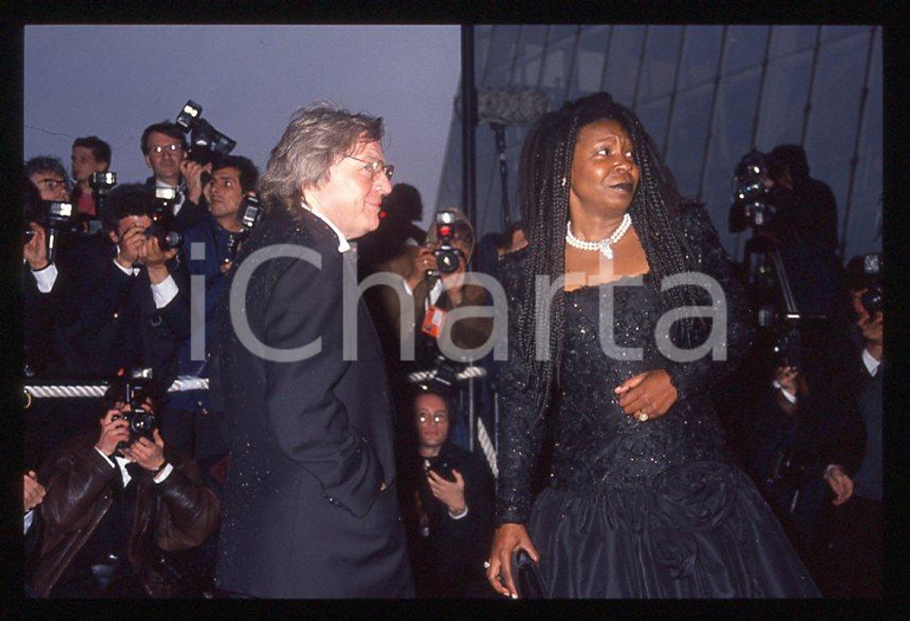 Alan PARKER Whoopi GOLDBERG Festival de CANNES 1991 *35mm vintage slide 1  Diapositiva originale, in formato 35 mm.  CONDIZIONI: GOODE' severamente vietata la riproduzione. Tutti i diritti sono riservati. ICharta mette in vendita, sul negozio eBay e in esclusiva sul sito "icharta" il proprio archivio composto da numerose diapositive e negativi fotografici d'epoca, tutti originali e autentici, che attraversano la storia del costume tra la fine degli anni Sessanta e Novanta.Si tratta di uno sguardo inedito sull'attualità, la politica, la vita quotidiana, il gossip e la cultura, che fotografa il cambiamento della nazione in quest'ultimo scorcio del XX secolo. Un'occasione unica per il mercato del collezionismo, che vede finalmente disponibile un archivio eccezionale per vastità, tematiche e condizioni, in un settore (il negativo fotografico e la diapositiva) di assoluta novità e dalle interessanti prospettive di investimento.    originale e autentica 1