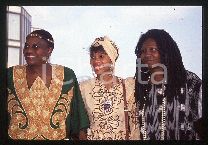 Miriam MAKEBA Leleti KHUMALO Whoopi GOLDBERG CANNES 1992 *35mm vintage slide 1  Diapositiva originale, in formato 35 mm.  CONDIZIONI: GOODE' severamente vietata la riproduzione. Tutti i diritti sono riservati. ICharta mette in vendita, sul negozio eBay e in esclusiva sul sito "icharta" il proprio archivio composto da numerose diapositive e negativi fotografici d'epoca, tutti originali e autentici, che attraversano la storia del costume tra la fine degli anni Sessanta e Novanta.Si tratta di uno sguardo inedito sull'attualità, la politica, la vita quotidiana, il gossip e la cultura, che fotografa il cambiamento della nazione in quest'ultimo scorcio del XX secolo. Un'occasione unica per il mercato del collezionismo, che vede finalmente disponibile un archivio eccezionale per vastità, tematiche e condizioni, in un settore (il negativo fotografico e la diapositiva) di assoluta novità e dalle interessanti prospettive di investimento.    originale e autentica 1