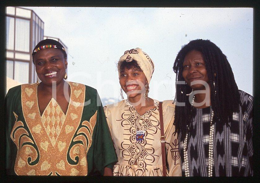Miriam MAKEBA Leleti KHUMALO Whoopi GOLDBERG CANNES 1992 *35mm vintage slide 2  Diapositiva originale, in formato 35 mm.  CONDIZIONI: GOODE' severamente vietata la riproduzione. Tutti i diritti sono riservati. ICharta mette in vendita, sul negozio eBay e in esclusiva sul sito "icharta" il proprio archivio composto da numerose diapositive e negativi fotografici d'epoca, tutti originali e autentici, che attraversano la storia del costume tra la fine degli anni Sessanta e Novanta.Si tratta di uno sguardo inedito sull'attualità, la politica, la vita quotidiana, il gossip e la cultura, che fotografa il cambiamento della nazione in quest'ultimo scorcio del XX secolo. Un'occasione unica per il mercato del collezionismo, che vede finalmente disponibile un archivio eccezionale per vastità, tematiche e condizioni, in un settore (il negativo fotografico e la diapositiva) di assoluta novità e dalle interessanti prospettive di investimento.    originale e autentica 1