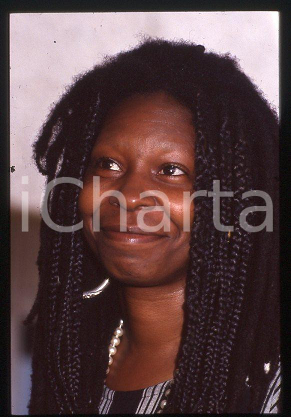 Whoopi GOLDBERG actress - Festival de CANNES 1992 *35mm vintage slide 2  Diapositiva originale, in formato 35 mm.  CONDIZIONI: GOODE' severamente vietata la riproduzione. Tutti i diritti sono riservati. ICharta mette in vendita, sul negozio eBay e in esclusiva sul sito "icharta" il proprio archivio composto da numerose diapositive e negativi fotografici d'epoca, tutti originali e autentici, che attraversano la storia del costume tra la fine degli anni Sessanta e Novanta.Si tratta di uno sguardo inedito sull'attualità, la politica, la vita quotidiana, il gossip e la cultura, che fotografa il cambiamento della nazione in quest'ultimo scorcio del XX secolo. Un'occasione unica per il mercato del collezionismo, che vede finalmente disponibile un archivio eccezionale per vastità, tematiche e condizioni, in un settore (il negativo fotografico e la diapositiva) di assoluta novità e dalle interessanti prospettive di investimento.    originale e autentica 1