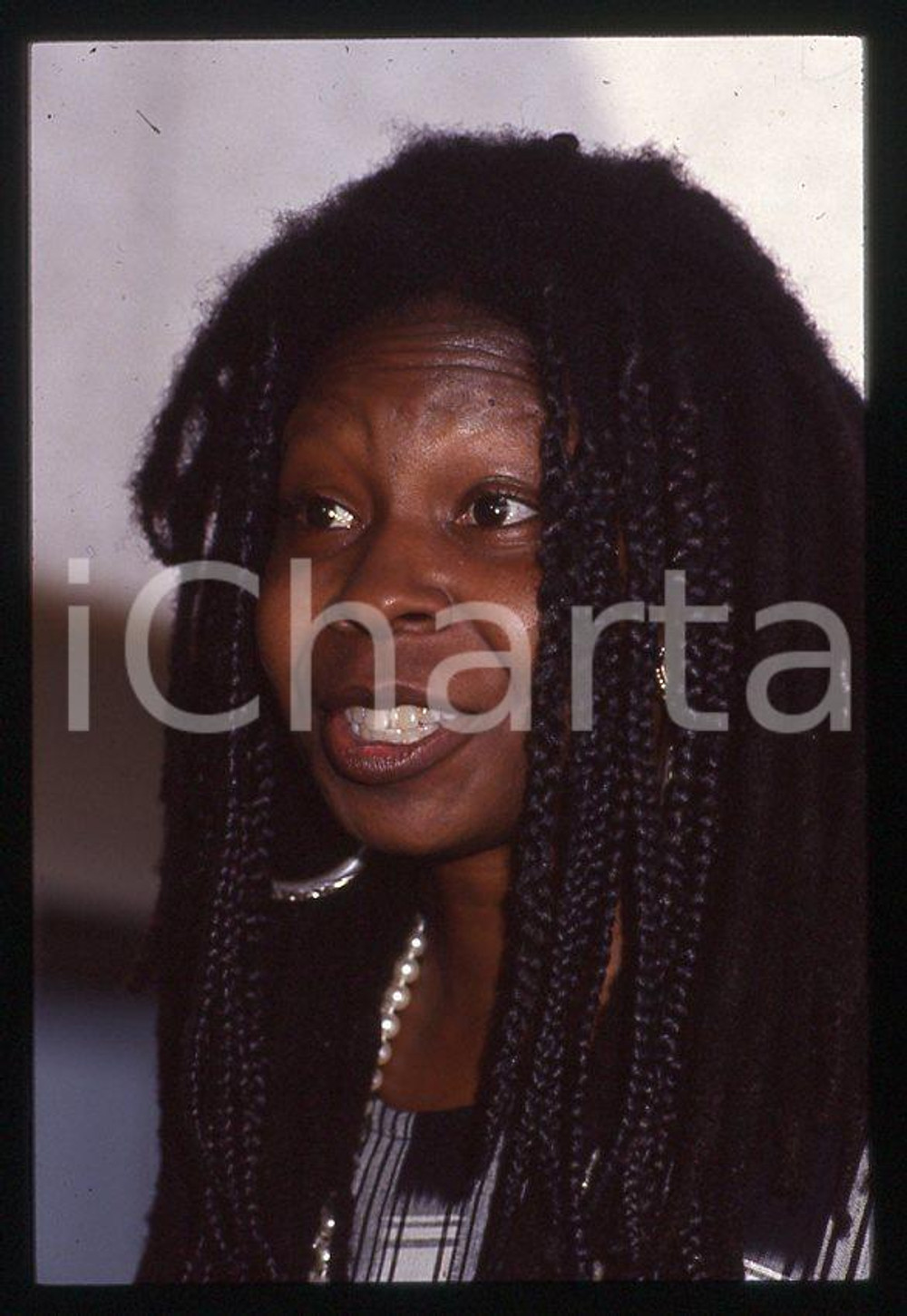 Whoopi GOLDBERG actress - Festival de CANNES 1992 *35mm vintage slide 1  Diapositiva originale, in formato 35 mm.  CONDIZIONI: GOODE' severamente vietata la riproduzione. Tutti i diritti sono riservati. ICharta mette in vendita, sul negozio eBay e in esclusiva sul sito "icharta" il proprio archivio composto da numerose diapositive e negativi fotografici d'epoca, tutti originali e autentici, che attraversano la storia del costume tra la fine degli anni Sessanta e Novanta.Si tratta di uno sguardo inedito sull'attualità, la politica, la vita quotidiana, il gossip e la cultura, che fotografa il cambiamento della nazione in quest'ultimo scorcio del XX secolo. Un'occasione unica per il mercato del collezionismo, che vede finalmente disponibile un archivio eccezionale per vastità, tematiche e condizioni, in un settore (il negativo fotografico e la diapositiva) di assoluta novità e dalle interessanti prospettive di investimento.    originale e autentica 1