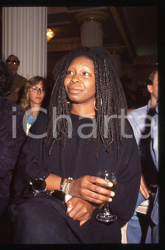 Whoopi GOLDBERG American actress - 1990 ca *35mm vintage slide 3  Diapositiva originale, in formato 35 mm.  CONDIZIONI: GOODE' severamente vietata la riproduzione. Tutti i diritti sono riservati. ICharta mette in vendita, sul negozio eBay e in esclusiva sul sito "icharta" il proprio archivio composto da numerose diapositive e negativi fotografici d'epoca, tutti originali e autentici, che attraversano la storia del costume tra la fine degli anni Sessanta e Novanta.Si tratta di uno sguardo inedito sull'attualità, la politica, la vita quotidiana, il gossip e la cultura, che fotografa il cambiamento della nazione in quest'ultimo scorcio del XX secolo. Un'occasione unica per il mercato del collezionismo, che vede finalmente disponibile un archivio eccezionale per vastità, tematiche e condizioni, in un settore (il negativo fotografico e la diapositiva) di assoluta novità e dalle interessanti prospettive di investimento.    originale e autentica 1