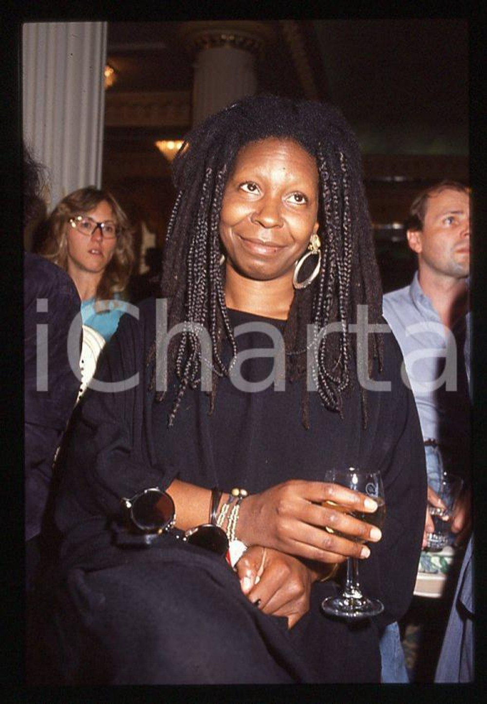 Whoopi GOLDBERG American actress - 1990 ca *35mm vintage slide 1  Diapositiva originale, in formato 35 mm.  CONDIZIONI: GOODE' severamente vietata la riproduzione. Tutti i diritti sono riservati. ICharta mette in vendita, sul negozio eBay e in esclusiva sul sito "icharta" il proprio archivio composto da numerose diapositive e negativi fotografici d'epoca, tutti originali e autentici, che attraversano la storia del costume tra la fine degli anni Sessanta e Novanta.Si tratta di uno sguardo inedito sull'attualità, la politica, la vita quotidiana, il gossip e la cultura, che fotografa il cambiamento della nazione in quest'ultimo scorcio del XX secolo. Un'occasione unica per il mercato del collezionismo, che vede finalmente disponibile un archivio eccezionale per vastità, tematiche e condizioni, in un settore (il negativo fotografico e la diapositiva) di assoluta novità e dalle interessanti prospettive di investimento.    originale e autentica 1