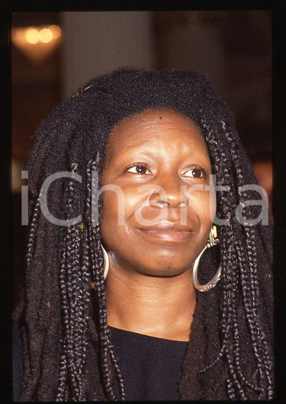 Whoopi GOLDBERG American actress - 1990 ca *35mm vintage slide 6  Diapositiva originale, in formato 35 mm.  CONDIZIONI: GOODE' severamente vietata la riproduzione. Tutti i diritti sono riservati. ICharta mette in vendita, sul negozio eBay e in esclusiva sul sito "icharta" il proprio archivio composto da numerose diapositive e negativi fotografici d'epoca, tutti originali e autentici, che attraversano la storia del costume tra la fine degli anni Sessanta e Novanta.Si tratta di uno sguardo inedito sull'attualità, la politica, la vita quotidiana, il gossip e la cultura, che fotografa il cambiamento della nazione in quest'ultimo scorcio del XX secolo. Un'occasione unica per il mercato del collezionismo, che vede finalmente disponibile un archivio eccezionale per vastità, tematiche e condizioni, in un settore (il negativo fotografico e la diapositiva) di assoluta novità e dalle interessanti prospettive di investimento.    originale e autentica 1