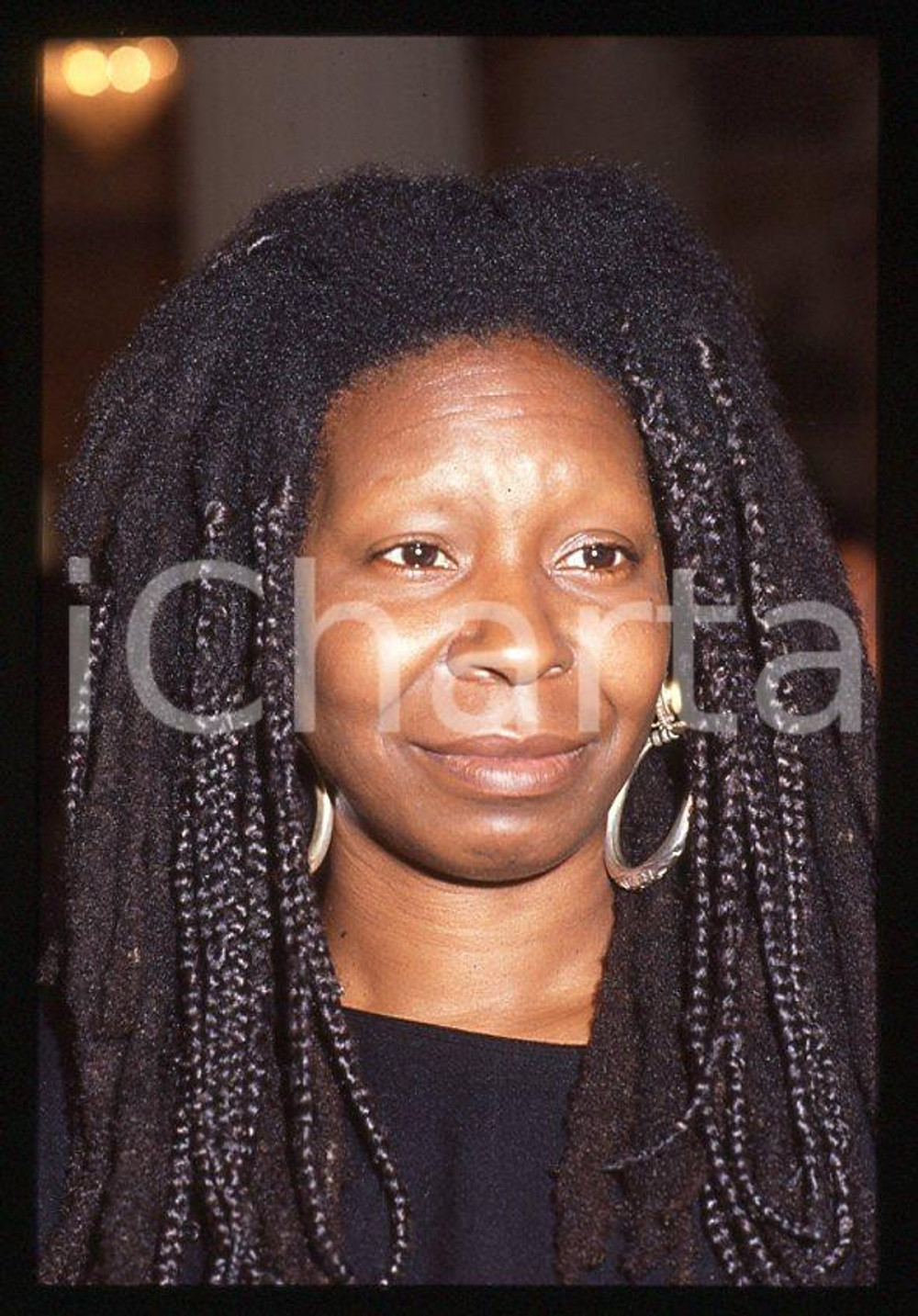 Whoopi GOLDBERG American actress - 1990 ca *35mm vintage slide 5  Diapositiva originale, in formato 35 mm.  CONDIZIONI: GOODE' severamente vietata la riproduzione. Tutti i diritti sono riservati. ICharta mette in vendita, sul negozio eBay e in esclusiva sul sito "icharta" il proprio archivio composto da numerose diapositive e negativi fotografici d'epoca, tutti originali e autentici, che attraversano la storia del costume tra la fine degli anni Sessanta e Novanta.Si tratta di uno sguardo inedito sull'attualità, la politica, la vita quotidiana, il gossip e la cultura, che fotografa il cambiamento della nazione in quest'ultimo scorcio del XX secolo. Un'occasione unica per il mercato del collezionismo, che vede finalmente disponibile un archivio eccezionale per vastità, tematiche e condizioni, in un settore (il negativo fotografico e la diapositiva) di assoluta novità e dalle interessanti prospettive di investimento.    originale e autentica 1