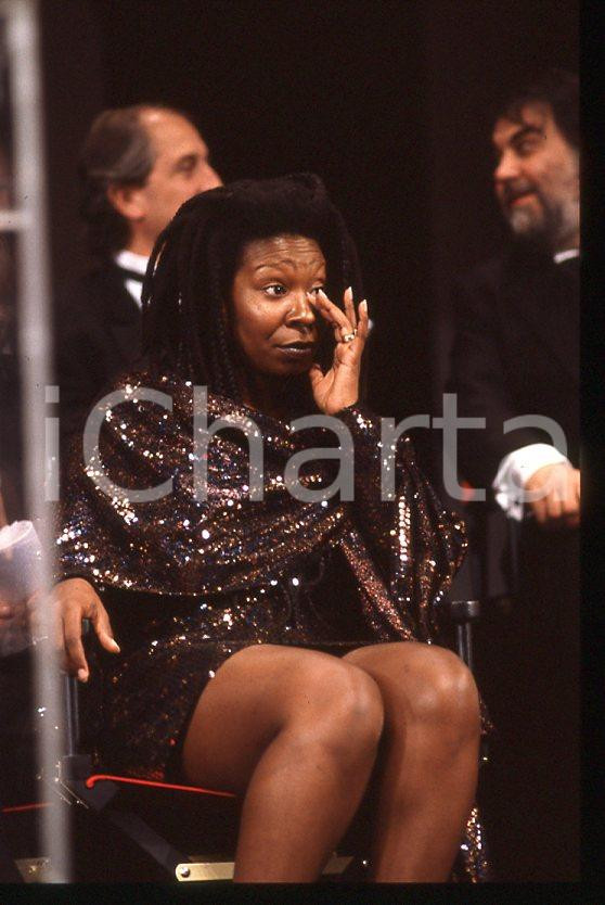 Whoopi GOLDBERG American actress - 1990 ca *35mm vintage slide 11  Diapositiva originale, in formato 35 mm.  CONDIZIONI: GOODE' severamente vietata la riproduzione. Tutti i diritti sono riservati. ICharta mette in vendita, sul negozio eBay e in esclusiva sul sito "icharta" il proprio archivio composto da numerose diapositive e negativi fotografici d'epoca, tutti originali e autentici, che attraversano la storia del costume tra la fine degli anni Sessanta e Novanta.Si tratta di uno sguardo inedito sull'attualità, la politica, la vita quotidiana, il gossip e la cultura, che fotografa il cambiamento della nazione in quest'ultimo scorcio del XX secolo. Un'occasione unica per il mercato del collezionismo, che vede finalmente disponibile un archivio eccezionale per vastità, tematiche e condizioni, in un settore (il negativo fotografico e la diapositiva) di assoluta novità e dalle interessanti prospettive di investimento.    originale e autentica 1