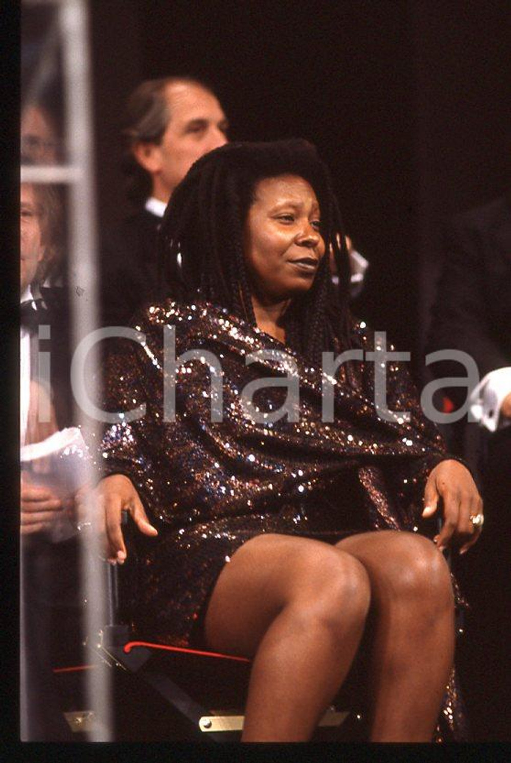 Whoopi GOLDBERG American actress - 1990 ca *35mm vintage slide 10  Diapositiva originale, in formato 35 mm.  CONDIZIONI: GOODE' severamente vietata la riproduzione. Tutti i diritti sono riservati. ICharta mette in vendita, sul negozio eBay e in esclusiva sul sito "icharta" il proprio archivio composto da numerose diapositive e negativi fotografici d'epoca, tutti originali e autentici, che attraversano la storia del costume tra la fine degli anni Sessanta e Novanta.Si tratta di uno sguardo inedito sull'attualità, la politica, la vita quotidiana, il gossip e la cultura, che fotografa il cambiamento della nazione in quest'ultimo scorcio del XX secolo. Un'occasione unica per il mercato del collezionismo, che vede finalmente disponibile un archivio eccezionale per vastità, tematiche e condizioni, in un settore (il negativo fotografico e la diapositiva) di assoluta novità e dalle interessanti prospettive di investimento.    originale e autentica 1