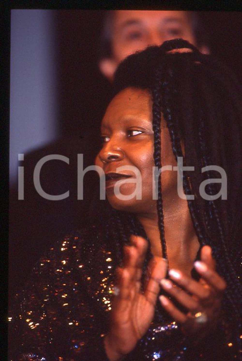 Whoopi GOLDBERG American actress - 1990 ca *35mm vintage slide 9  Diapositiva originale, in formato 35 mm.  CONDIZIONI: GOODE' severamente vietata la riproduzione. Tutti i diritti sono riservati. ICharta mette in vendita, sul negozio eBay e in esclusiva sul sito "icharta" il proprio archivio composto da numerose diapositive e negativi fotografici d'epoca, tutti originali e autentici, che attraversano la storia del costume tra la fine degli anni Sessanta e Novanta.Si tratta di uno sguardo inedito sull'attualità, la politica, la vita quotidiana, il gossip e la cultura, che fotografa il cambiamento della nazione in quest'ultimo scorcio del XX secolo. Un'occasione unica per il mercato del collezionismo, che vede finalmente disponibile un archivio eccezionale per vastità, tematiche e condizioni, in un settore (il negativo fotografico e la diapositiva) di assoluta novità e dalle interessanti prospettive di investimento.    originale e autentica 1