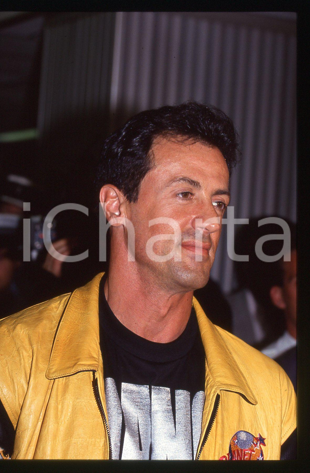 Sylvester STALLONE - PLANET HOLLYWOOD LONDON 1993 35 mm vintage slide 9 Diapositiva d'epoca, in formato 35 mm.CONDIZIONI: GOODE' severamente vietata la riproduzione. Tutti i diritti sono riservati.Nella diapositiva ICharta mette in vendita, sul negozio eBay e in esclusiva sul sito "icharta" il proprio archivio composto da numerose diapositive e negativi fotografici d'epoca, tutti originali e autentici, che attraversano la storia del costume italiano tra gli la fine degli anni Sessanta e Novanta.Si tratta di uno sguardo inedito sull'attualit&agrave;, la politica, la vita quotidiana, il gossip e la cultura, che fotografa il cambiamento della nazione in quest'ultimo scorcio del XX secolo. Un'occasione unica per il mercato del collezionismo, che vede finalmente disponibile un archivio eccezionale per vastit&agrave;, tematiche e condizioni, in un settore (il negativo fotografico e la diapositiva) di assoluta novit&agrave; e dalle interessanti prospettive di investimento.  GOOD/buono   originale e autentica 1
