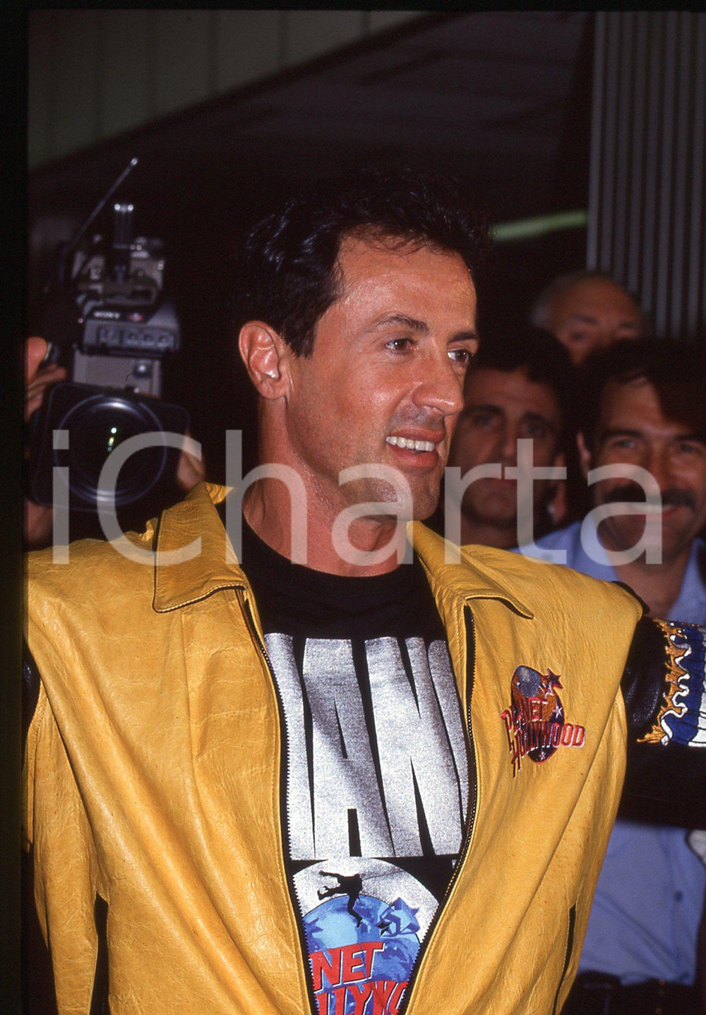 Sylvester STALLONE - PLANET HOLLYWOOD LONDON 1993 35 mm vintage slide 10 Diapositiva d'epoca, in formato 35 mm.CONDIZIONI: GOODE' severamente vietata la riproduzione. Tutti i diritti sono riservati.Nella diapositiva ICharta mette in vendita, sul negozio eBay e in esclusiva sul sito "icharta" il proprio archivio composto da numerose diapositive e negativi fotografici d'epoca, tutti originali e autentici, che attraversano la storia del costume italiano tra gli la fine degli anni Sessanta e Novanta.Si tratta di uno sguardo inedito sull'attualit&agrave;, la politica, la vita quotidiana, il gossip e la cultura, che fotografa il cambiamento della nazione in quest'ultimo scorcio del XX secolo. Un'occasione unica per il mercato del collezionismo, che vede finalmente disponibile un archivio eccezionale per vastit&agrave;, tematiche e condizioni, in un settore (il negativo fotografico e la diapositiva) di assoluta novit&agrave; e dalle interessanti prospettive di investimento.  GOOD/buono   originale e autentica 1