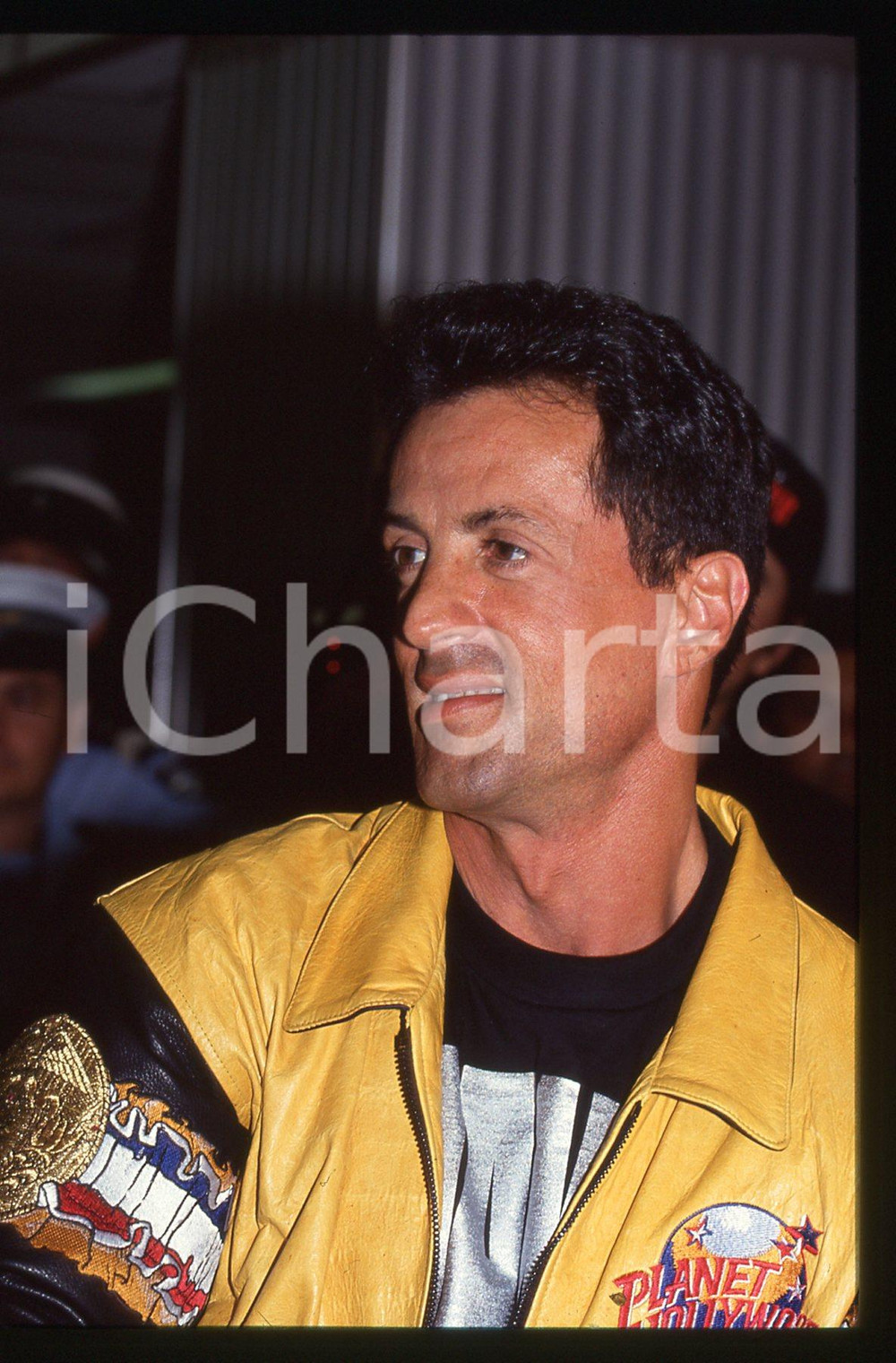 Sylvester STALLONE - PLANET HOLLYWOOD LONDON 1993 35 mm vintage slide 11 Diapositiva d'epoca, in formato 35 mm.CONDIZIONI: GOODE' severamente vietata la riproduzione. Tutti i diritti sono riservati.Nella diapositiva ICharta mette in vendita, sul negozio eBay e in esclusiva sul sito "icharta" il proprio archivio composto da numerose diapositive e negativi fotografici d'epoca, tutti originali e autentici, che attraversano la storia del costume italiano tra gli la fine degli anni Sessanta e Novanta.Si tratta di uno sguardo inedito sull'attualit&agrave;, la politica, la vita quotidiana, il gossip e la cultura, che fotografa il cambiamento della nazione in quest'ultimo scorcio del XX secolo. Un'occasione unica per il mercato del collezionismo, che vede finalmente disponibile un archivio eccezionale per vastit&agrave;, tematiche e condizioni, in un settore (il negativo fotografico e la diapositiva) di assoluta novit&agrave; e dalle interessanti prospettive di investimento.  GOOD/buono   originale e autentica 1
