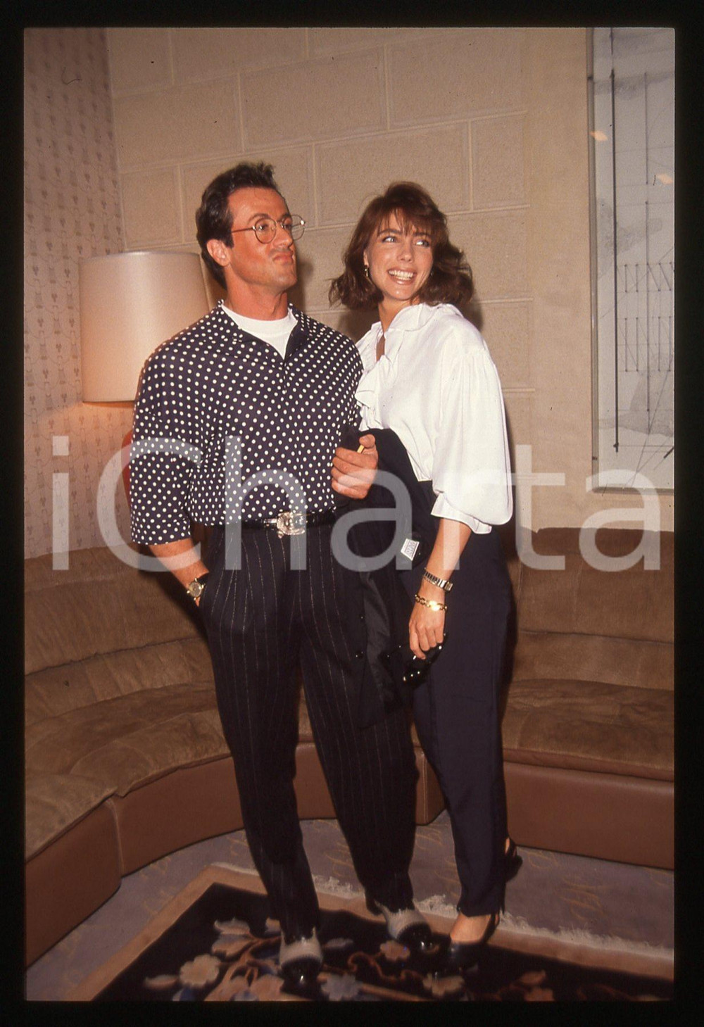 Sylvester STALLONE e Jennifer FLAVIN - COSTUME 1995 ca 35 mm vintage slide Diapositiva d'epoca, in formato 35 mm.CONDIZIONI: GOODE' severamente vietata la riproduzione. Tutti i diritti sono riservati.Nella diapositiva ICharta mette in vendita, sul negozio eBay e in esclusiva sul sito "icharta" il proprio archivio composto da numerose diapositive e negativi fotografici d'epoca, tutti originali e autentici, che attraversano la storia del costume italiano tra gli la fine degli anni Sessanta e Novanta.Si tratta di uno sguardo inedito sull'attualit&agrave;, la politica, la vita quotidiana, il gossip e la cultura, che fotografa il cambiamento della nazione in quest'ultimo scorcio del XX secolo. Un'occasione unica per il mercato del collezionismo, che vede finalmente disponibile un archivio eccezionale per vastit&agrave;, tematiche e condizioni, in un settore (il negativo fotografico e la diapositiva) di assoluta novit&agrave; e dalle interessanti prospettive di investimento.  GOOD/buono   originale e autentica 1