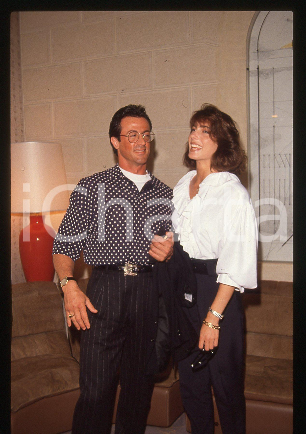Sylvester STALLONE e Jennifer FLAVIN - COSTUME 1995 ca 35 mm vintage slide 4 Diapositiva d'epoca, in formato 35 mm.CONDIZIONI: GOODE' severamente vietata la riproduzione. Tutti i diritti sono riservati.Nella diapositiva ICharta mette in vendita, sul negozio eBay e in esclusiva sul sito "icharta" il proprio archivio composto da numerose diapositive e negativi fotografici d'epoca, tutti originali e autentici, che attraversano la storia del costume italiano tra gli la fine degli anni Sessanta e Novanta.Si tratta di uno sguardo inedito sull'attualit&agrave;, la politica, la vita quotidiana, il gossip e la cultura, che fotografa il cambiamento della nazione in quest'ultimo scorcio del XX secolo. Un'occasione unica per il mercato del collezionismo, che vede finalmente disponibile un archivio eccezionale per vastit&agrave;, tematiche e condizioni, in un settore (il negativo fotografico e la diapositiva) di assoluta novit&agrave; e dalle interessanti prospettive di investimento.  GOOD/buono   originale e autentica 1