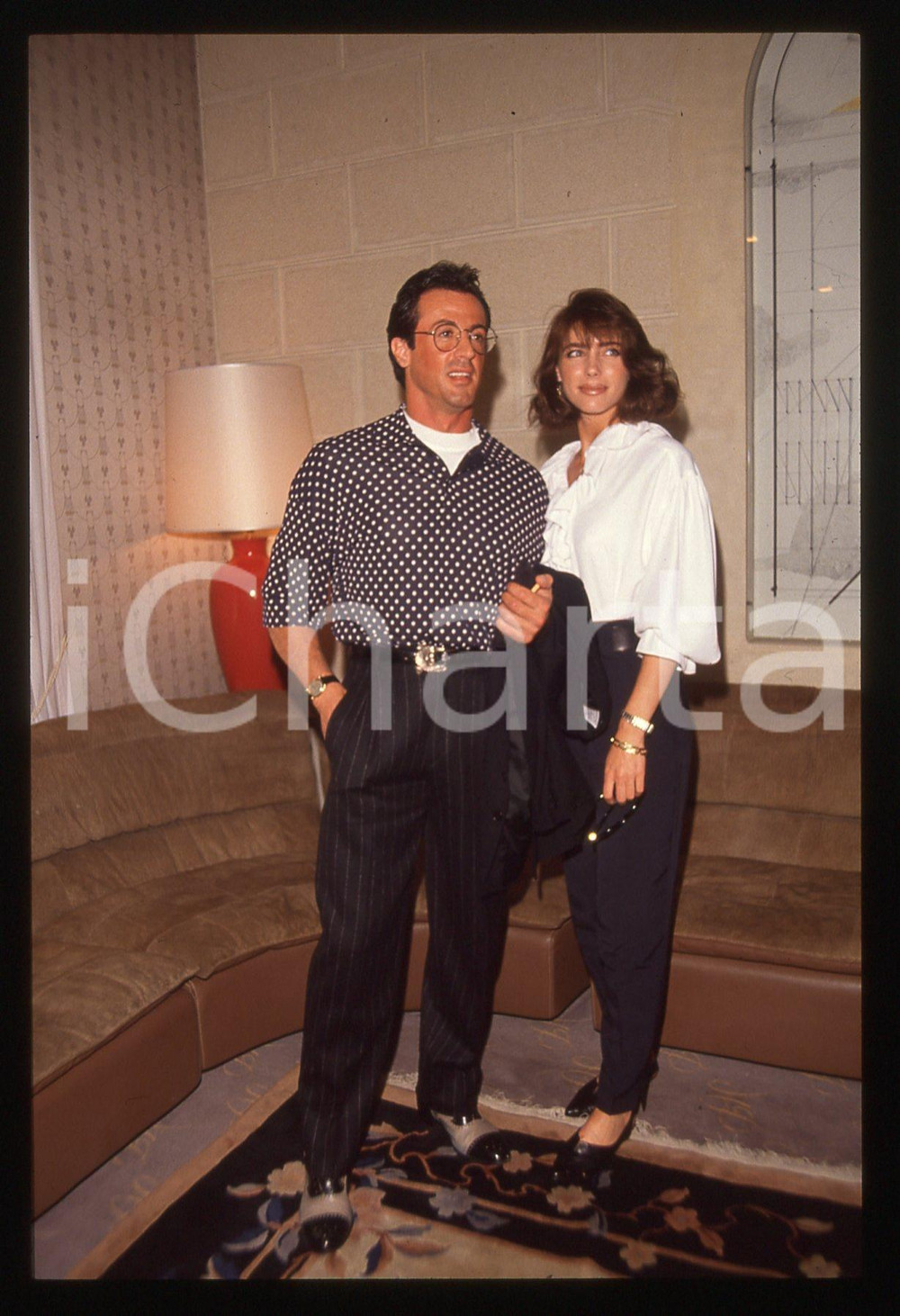 Sylvester STALLONE e Jennifer FLAVIN - COSTUME 1995 ca 35 mm vintage slide 3 Diapositiva d'epoca, in formato 35 mm.CONDIZIONI: GOODE' severamente vietata la riproduzione. Tutti i diritti sono riservati.Nella diapositiva ICharta mette in vendita, sul negozio eBay e in esclusiva sul sito "icharta" il proprio archivio composto da numerose diapositive e negativi fotografici d'epoca, tutti originali e autentici, che attraversano la storia del costume italiano tra gli la fine degli anni Sessanta e Novanta.Si tratta di uno sguardo inedito sull'attualit&agrave;, la politica, la vita quotidiana, il gossip e la cultura, che fotografa il cambiamento della nazione in quest'ultimo scorcio del XX secolo. Un'occasione unica per il mercato del collezionismo, che vede finalmente disponibile un archivio eccezionale per vastit&agrave;, tematiche e condizioni, in un settore (il negativo fotografico e la diapositiva) di assoluta novit&agrave; e dalle interessanti prospettive di investimento.  GOOD/buono   originale e autentica 1