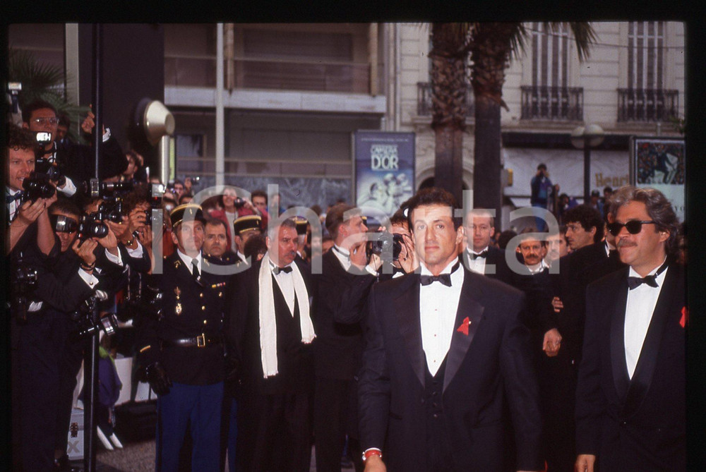 Sylvester STALLONE - FESTIVAL CINEMA CANNES 1990 ca 35 mm vintage slide 2 Diapositiva d'epoca, in formato 35 mm.CONDIZIONI: GOODE' severamente vietata la riproduzione. Tutti i diritti sono riservati.Nella diapositiva ICharta mette in vendita, sul negozio eBay e in esclusiva sul sito "icharta" il proprio archivio composto da numerose diapositive e negativi fotografici d'epoca, tutti originali e autentici, che attraversano la storia del costume italiano tra gli la fine degli anni Sessanta e Novanta.Si tratta di uno sguardo inedito sull'attualit&agrave;, la politica, la vita quotidiana, il gossip e la cultura, che fotografa il cambiamento della nazione in quest'ultimo scorcio del XX secolo. Un'occasione unica per il mercato del collezionismo, che vede finalmente disponibile un archivio eccezionale per vastit&agrave;, tematiche e condizioni, in un settore (il negativo fotografico e la diapositiva) di assoluta novit&agrave; e dalle interessanti prospettive di investimento.  GOOD/buono   originale e autentica 1