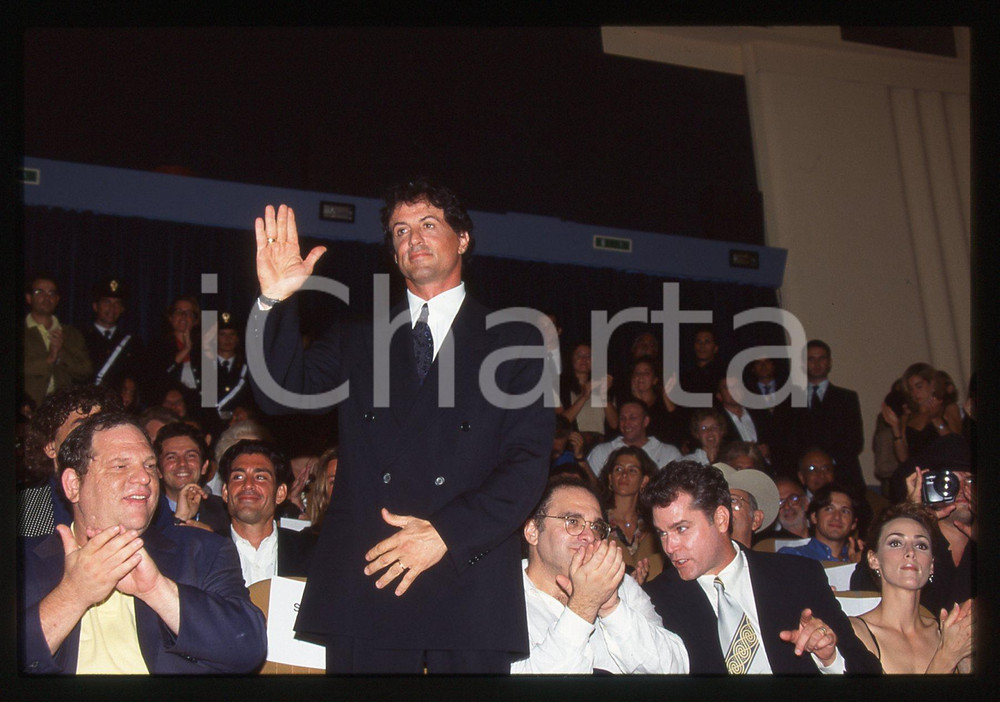 Sylvester STALLONE Harvey WEINSTEIN Ray LIOTTA VENEZIA 1997 35 mm vintage slide Diapositiva d'epoca, in formato 35 mm.CONDIZIONI: GOODE' severamente vietata la riproduzione. Tutti i diritti sono riservati.Nella diapositiva ICharta mette in vendita, sul negozio eBay e in esclusiva sul sito "icharta" il proprio archivio composto da numerose diapositive e negativi fotografici d'epoca, tutti originali e autentici, che attraversano la storia del costume italiano tra gli la fine degli anni Sessanta e Novanta.Si tratta di uno sguardo inedito sull'attualità , la politica, la vita quotidiana, il gossip e la cultura, che fotografa il cambiamento della nazione in quest'ultimo scorcio del XX secolo. Un'occasione unica per il mercato del collezionismo, che vede finalmente disponibile un archivio eccezionale per vastità , tematiche e condizioni, in un settore (il negativo fotografico e la diapositiva) di assoluta novità  e dalle interessanti prospettive di investimento.  GOOD/buono   originale e autentica 1