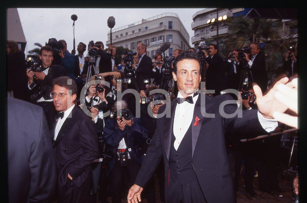 Sylvester STALLONE - FESTIVAL CINEMA CANNES 1990 ca 35 mm vintage slide 3 Diapositiva d'epoca, in formato 35 mm.CONDIZIONI: GOODE' severamente vietata la riproduzione. Tutti i diritti sono riservati.Nella diapositiva ICharta mette in vendita, sul negozio eBay e in esclusiva sul sito "icharta" il proprio archivio composto da numerose diapositive e negativi fotografici d'epoca, tutti originali e autentici, che attraversano la storia del costume italiano tra gli la fine degli anni Sessanta e Novanta.Si tratta di uno sguardo inedito sull'attualità , la politica, la vita quotidiana, il gossip e la cultura, che fotografa il cambiamento della nazione in quest'ultimo scorcio del XX secolo. Un'occasione unica per il mercato del collezionismo, che vede finalmente disponibile un archivio eccezionale per vastità , tematiche e condizioni, in un settore (il negativo fotografico e la diapositiva) di assoluta novità  e dalle interessanti prospettive di investimento.  GOOD/buono   originale e autentica 1