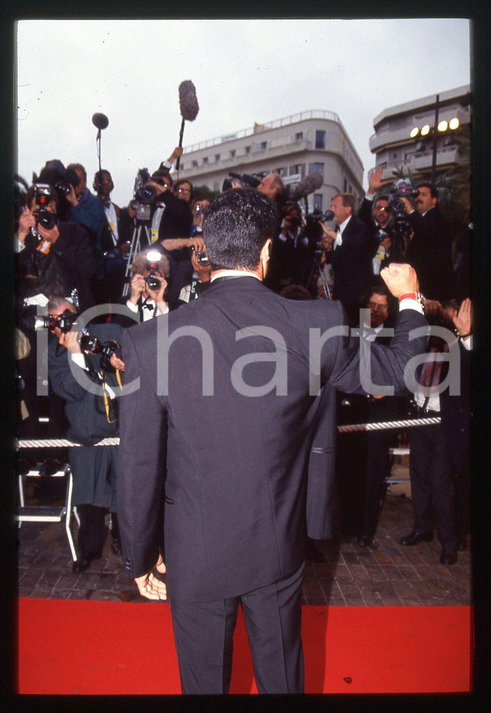 Sylvester STALLONE - FESTIVAL CINEMA CANNES 1990 ca 35 mm vintage slide 4 Diapositiva d'epoca, in formato 35 mm.CONDIZIONI: GOODE' severamente vietata la riproduzione. Tutti i diritti sono riservati.Nella diapositiva ICharta mette in vendita, sul negozio eBay e in esclusiva sul sito "icharta" il proprio archivio composto da numerose diapositive e negativi fotografici d'epoca, tutti originali e autentici, che attraversano la storia del costume italiano tra gli la fine degli anni Sessanta e Novanta.Si tratta di uno sguardo inedito sull'attualità , la politica, la vita quotidiana, il gossip e la cultura, che fotografa il cambiamento della nazione in quest'ultimo scorcio del XX secolo. Un'occasione unica per il mercato del collezionismo, che vede finalmente disponibile un archivio eccezionale per vastità , tematiche e condizioni, in un settore (il negativo fotografico e la diapositiva) di assoluta novità  e dalle interessanti prospettive di investimento.  GOOD/buono   originale e autentica 1