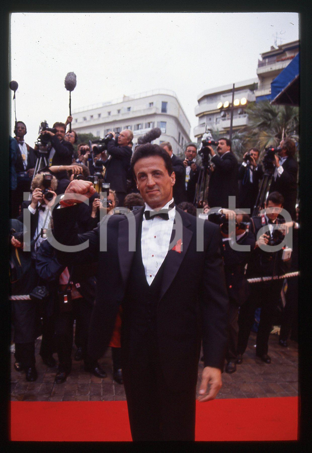 Sylvester STALLONE - FESTIVAL CINEMA CANNES 1990 ca 35 mm vintage slide 5 Diapositiva d'epoca, in formato 35 mm.CONDIZIONI: GOODE' severamente vietata la riproduzione. Tutti i diritti sono riservati.Nella diapositiva ICharta mette in vendita, sul negozio eBay e in esclusiva sul sito "icharta" il proprio archivio composto da numerose diapositive e negativi fotografici d'epoca, tutti originali e autentici, che attraversano la storia del costume italiano tra gli la fine degli anni Sessanta e Novanta.Si tratta di uno sguardo inedito sull'attualità , la politica, la vita quotidiana, il gossip e la cultura, che fotografa il cambiamento della nazione in quest'ultimo scorcio del XX secolo. Un'occasione unica per il mercato del collezionismo, che vede finalmente disponibile un archivio eccezionale per vastità , tematiche e condizioni, in un settore (il negativo fotografico e la diapositiva) di assoluta novità  e dalle interessanti prospettive di investimento.  GOOD/buono   originale e autentica 1