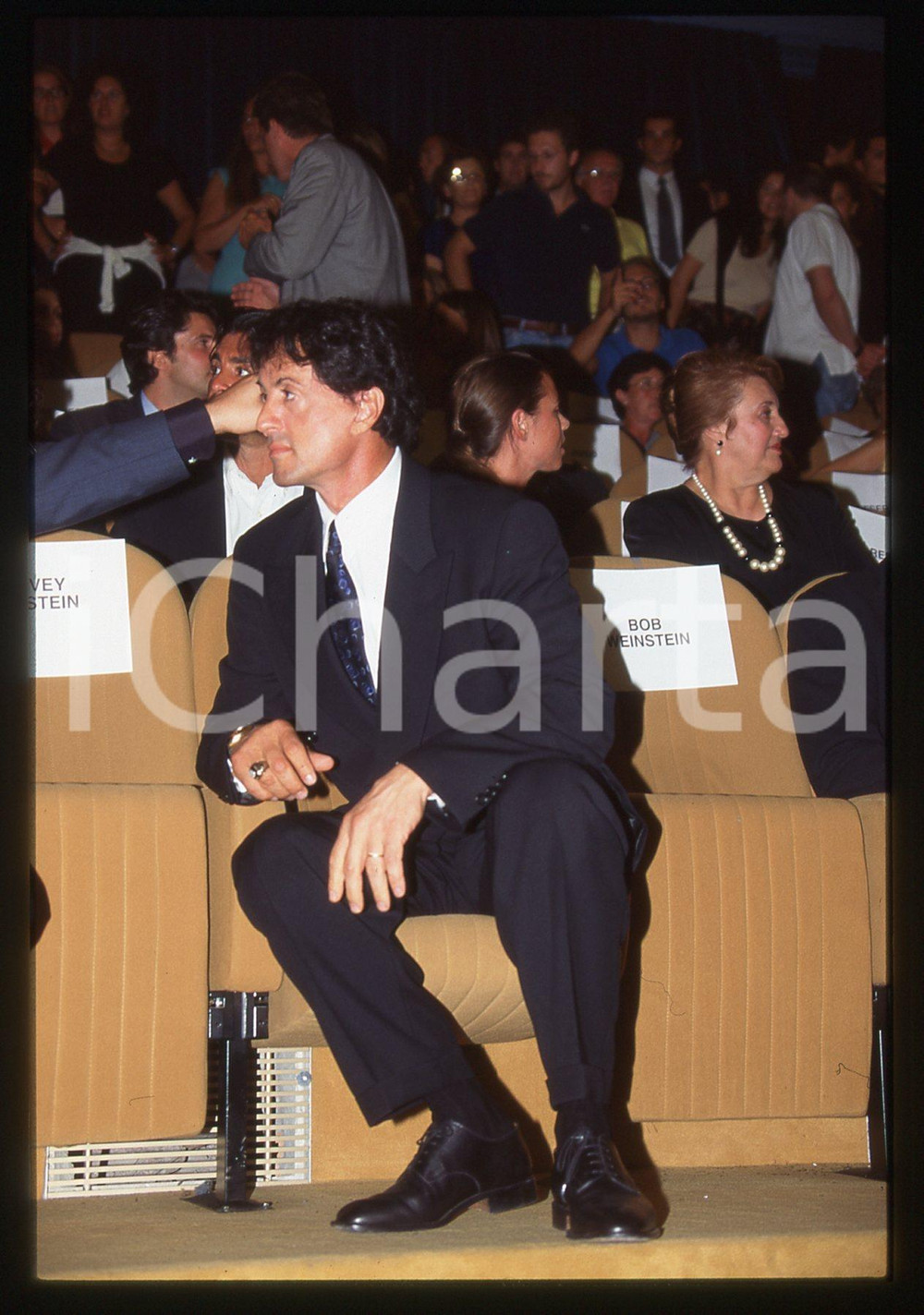 Sylvester STALLONE - FESTIVAL CINEMA VENEZIA 1997 35 mm vintage slide 29 Diapositiva d'epoca, in formato 35 mm.CONDIZIONI: GOODE' severamente vietata la riproduzione. Tutti i diritti sono riservati.Nella diapositiva ICharta mette in vendita, sul negozio eBay e in esclusiva sul sito "icharta" il proprio archivio composto da numerose diapositive e negativi fotografici d'epoca, tutti originali e autentici, che attraversano la storia del costume italiano tra gli la fine degli anni Sessanta e Novanta.Si tratta di uno sguardo inedito sull'attualit&agrave;, la politica, la vita quotidiana, il gossip e la cultura, che fotografa il cambiamento della nazione in quest'ultimo scorcio del XX secolo. Un'occasione unica per il mercato del collezionismo, che vede finalmente disponibile un archivio eccezionale per vastit&agrave;, tematiche e condizioni, in un settore (il negativo fotografico e la diapositiva) di assoluta novit&agrave; e dalle interessanti prospettive di investimento.  GOOD/buono   originale e autentica 1