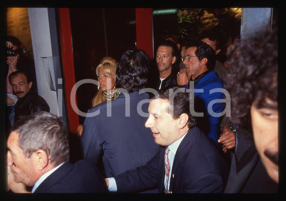 Sylvester STALLONE e Mickey ROURKE - COSTUME 1995 ca 35 mm vintage slide Diapositiva d'epoca, in formato 35 mm.CONDIZIONI: GOODE' severamente vietata la riproduzione. Tutti i diritti sono riservati.Nella diapositiva ICharta mette in vendita, sul negozio eBay e in esclusiva sul sito "icharta" il proprio archivio composto da numerose diapositive e negativi fotografici d'epoca, tutti originali e autentici, che attraversano la storia del costume italiano tra gli la fine degli anni Sessanta e Novanta.Si tratta di uno sguardo inedito sull'attualit&agrave;, la politica, la vita quotidiana, il gossip e la cultura, che fotografa il cambiamento della nazione in quest'ultimo scorcio del XX secolo. Un'occasione unica per il mercato del collezionismo, che vede finalmente disponibile un archivio eccezionale per vastit&agrave;, tematiche e condizioni, in un settore (il negativo fotografico e la diapositiva) di assoluta novit&agrave; e dalle interessanti prospettive di investimento.  GOOD/buono   originale e autentica 1