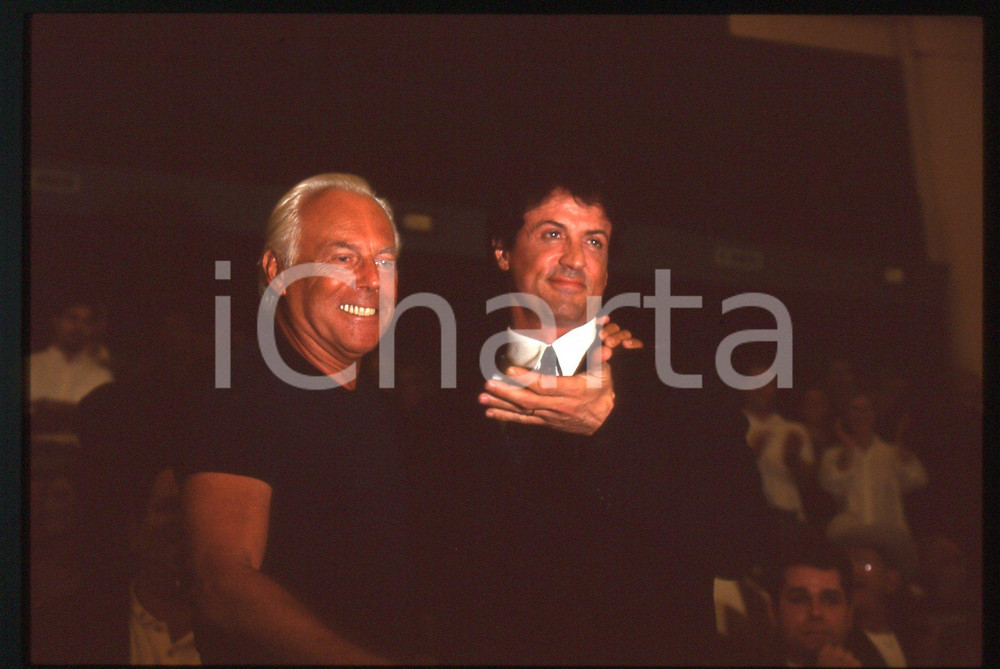 Sylvester STALLONE e Giorgio ARMANI FESTIVAL VENEZIA 1997 35 mm vintage slide 4 Diapositiva d'epoca, in formato 35 mm.CONDIZIONI: GOODE' severamente vietata la riproduzione. Tutti i diritti sono riservati.Nella diapositiva ICharta mette in vendita, sul negozio eBay e in esclusiva sul sito "icharta" il proprio archivio composto da numerose diapositive e negativi fotografici d'epoca, tutti originali e autentici, che attraversano la storia del costume italiano tra gli la fine degli anni Sessanta e Novanta.Si tratta di uno sguardo inedito sull'attualità , la politica, la vita quotidiana, il gossip e la cultura, che fotografa il cambiamento della nazione in quest'ultimo scorcio del XX secolo. Un'occasione unica per il mercato del collezionismo, che vede finalmente disponibile un archivio eccezionale per vastità , tematiche e condizioni, in un settore (il negativo fotografico e la diapositiva) di assoluta novità  e dalle interessanti prospettive di investimento.  GOOD/buono   originale e autentica 1