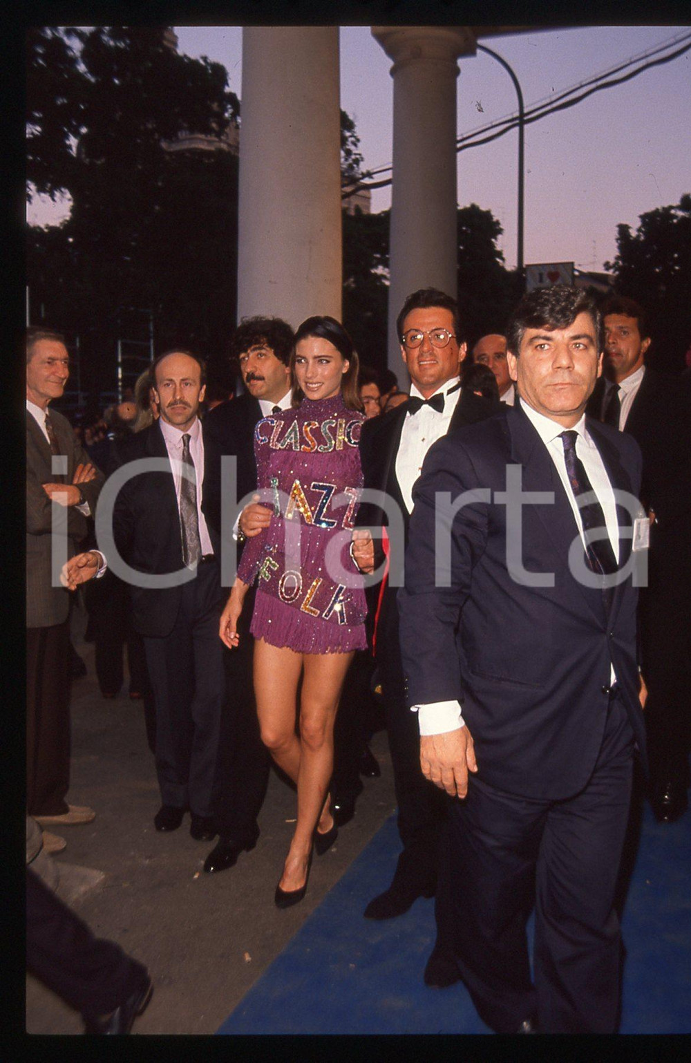 Sylvester STALLONE e Jennifer FLAVIN - TELEGATTI 1995 ca 35 mm vintage slide 6 Diapositiva d'epoca, in formato 35 mm.CONDIZIONI: GOODE' severamente vietata la riproduzione. Tutti i diritti sono riservati.Nella diapositiva ICharta mette in vendita, sul negozio eBay e in esclusiva sul sito "icharta" il proprio archivio composto da numerose diapositive e negativi fotografici d'epoca, tutti originali e autentici, che attraversano la storia del costume italiano tra gli la fine degli anni Sessanta e Novanta.Si tratta di uno sguardo inedito sull'attualità , la politica, la vita quotidiana, il gossip e la cultura, che fotografa il cambiamento della nazione in quest'ultimo scorcio del XX secolo. Un'occasione unica per il mercato del collezionismo, che vede finalmente disponibile un archivio eccezionale per vastità , tematiche e condizioni, in un settore (il negativo fotografico e la diapositiva) di assoluta novità  e dalle interessanti prospettive di investimento.  GOOD/buono   originale e autentica 1