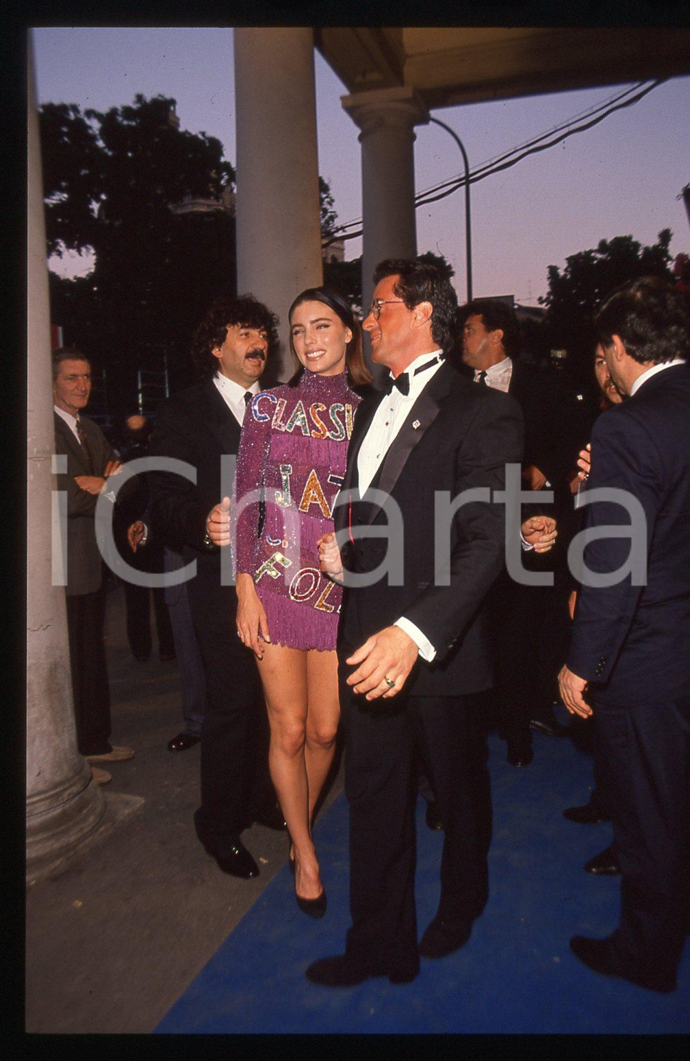 Sylvester STALLONE e Jennifer FLAVIN - TELEGATTI 1995 ca 35 mm vintage slide 7 Diapositiva d'epoca, in formato 35 mm.CONDIZIONI: GOODE' severamente vietata la riproduzione. Tutti i diritti sono riservati.Nella diapositiva ICharta mette in vendita, sul negozio eBay e in esclusiva sul sito "icharta" il proprio archivio composto da numerose diapositive e negativi fotografici d'epoca, tutti originali e autentici, che attraversano la storia del costume italiano tra gli la fine degli anni Sessanta e Novanta.Si tratta di uno sguardo inedito sull'attualità , la politica, la vita quotidiana, il gossip e la cultura, che fotografa il cambiamento della nazione in quest'ultimo scorcio del XX secolo. Un'occasione unica per il mercato del collezionismo, che vede finalmente disponibile un archivio eccezionale per vastità , tematiche e condizioni, in un settore (il negativo fotografico e la diapositiva) di assoluta novità  e dalle interessanti prospettive di investimento.  GOOD/buono   originale e autentica 1