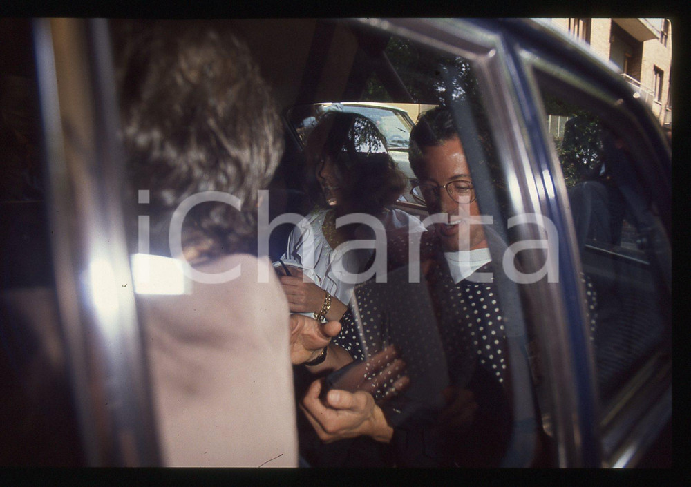 Sylvester STALLONE e Jennifer FLAVIN - MILANO 1995 35 mm vintage slide 8 Diapositiva d'epoca, in formato 35 mm.CONDIZIONI: GOODE' severamente vietata la riproduzione. Tutti i diritti sono riservati.Nella diapositiva ICharta mette in vendita, sul negozio eBay e in esclusiva sul sito "icharta" il proprio archivio composto da numerose diapositive e negativi fotografici d'epoca, tutti originali e autentici, che attraversano la storia del costume italiano tra gli la fine degli anni Sessanta e Novanta.Si tratta di uno sguardo inedito sull'attualità , la politica, la vita quotidiana, il gossip e la cultura, che fotografa il cambiamento della nazione in quest'ultimo scorcio del XX secolo. Un'occasione unica per il mercato del collezionismo, che vede finalmente disponibile un archivio eccezionale per vastità , tematiche e condizioni, in un settore (il negativo fotografico e la diapositiva) di assoluta novità  e dalle interessanti prospettive di investimento.  GOOD/buono   originale e autentica 1