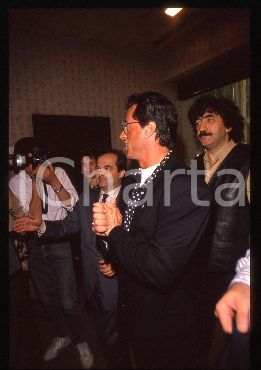 Sylvester STALLONE - CINEMA 1995 ca 35 mm vintage slide 6 Diapositiva d'epoca, in formato 35 mm.CONDIZIONI: GOODE' severamente vietata la riproduzione. Tutti i diritti sono riservati.Nella diapositiva ICharta mette in vendita, sul negozio eBay e in esclusiva sul sito "icharta" il proprio archivio composto da numerose diapositive e negativi fotografici d'epoca, tutti originali e autentici, che attraversano la storia del costume italiano tra gli la fine degli anni Sessanta e Novanta.Si tratta di uno sguardo inedito sull'attualità , la politica, la vita quotidiana, il gossip e la cultura, che fotografa il cambiamento della nazione in quest'ultimo scorcio del XX secolo. Un'occasione unica per il mercato del collezionismo, che vede finalmente disponibile un archivio eccezionale per vastità , tematiche e condizioni, in un settore (il negativo fotografico e la diapositiva) di assoluta novità  e dalle interessanti prospettive di investimento.  GOOD/buono   originale e autentica 1